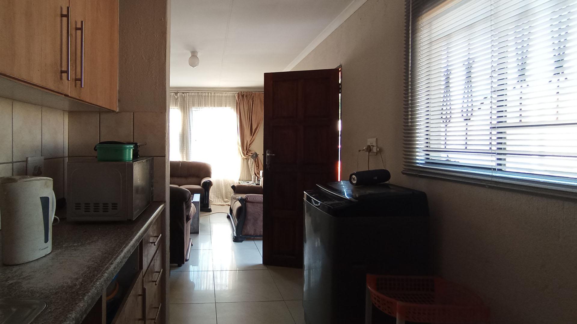 Kitchen - 6 square meters of property in Clayville