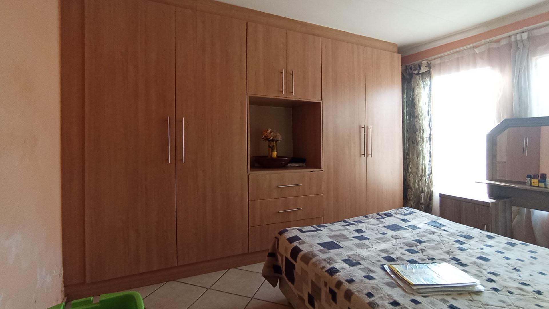 Main Bedroom - 15 square meters of property in Clayville