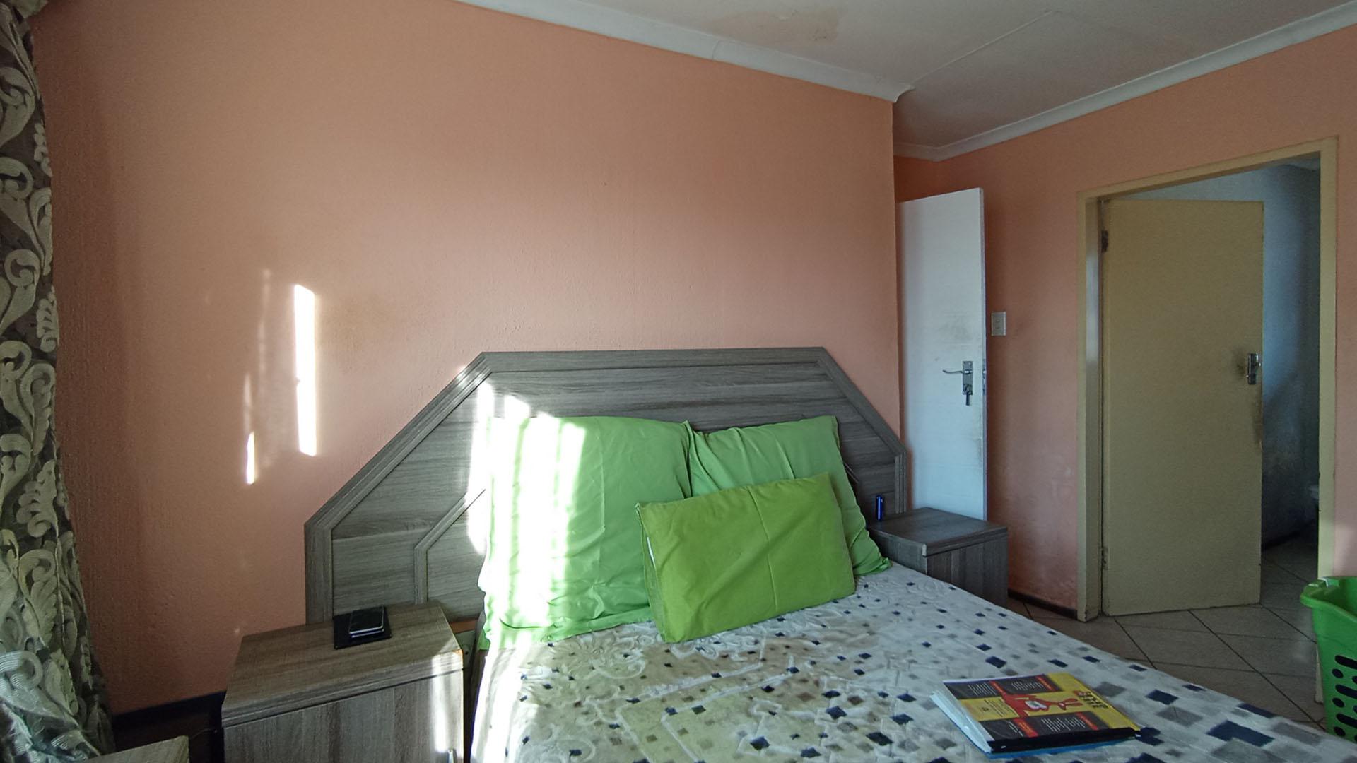 Main Bedroom - 15 square meters of property in Clayville