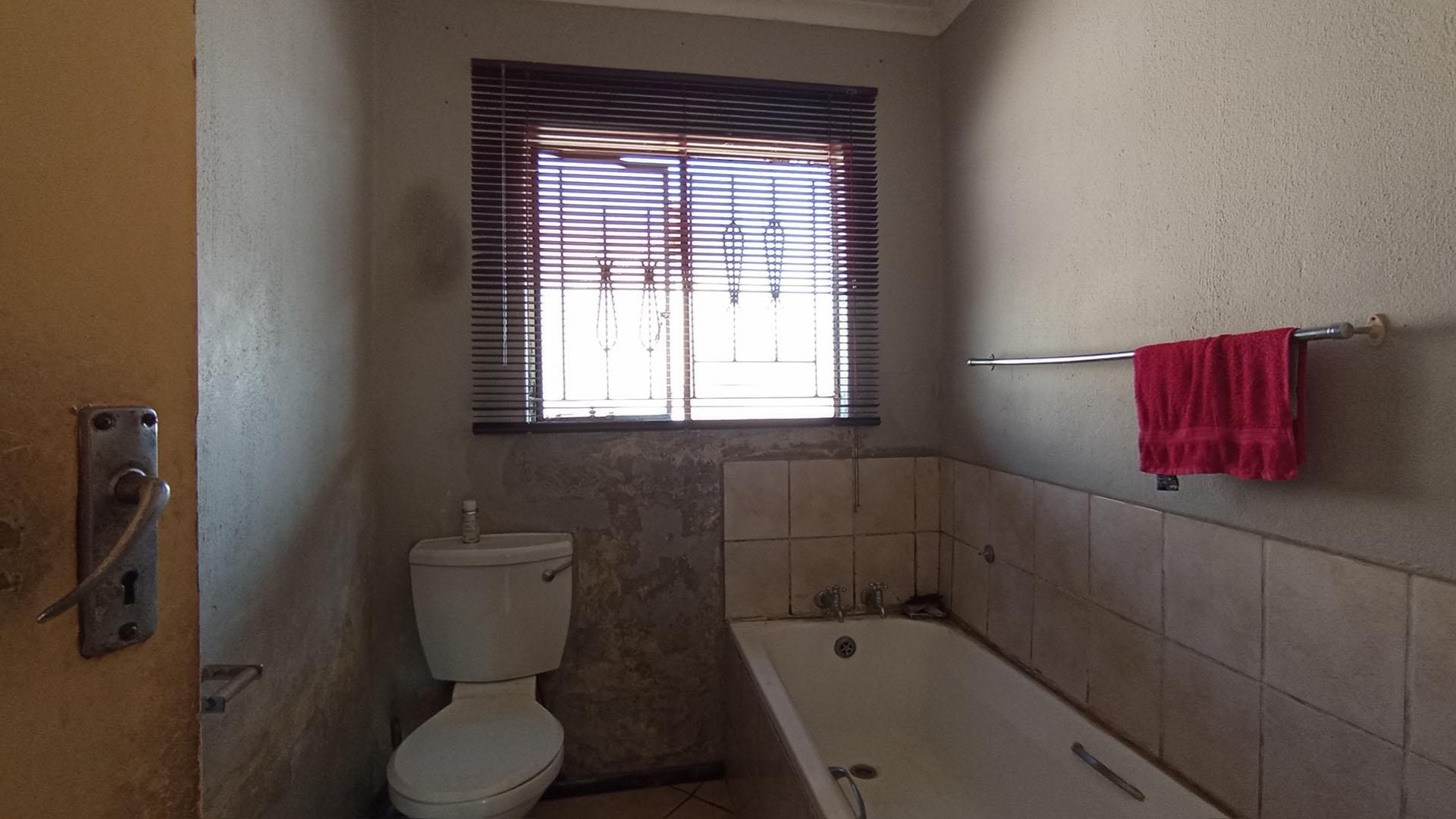 Bathroom 1 - 5 square meters of property in Clayville