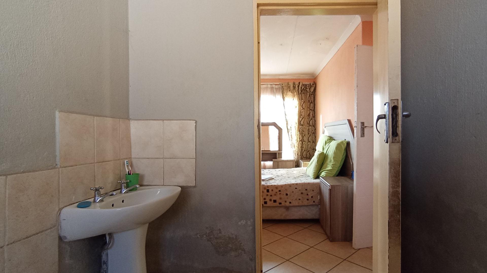 Main Bathroom - 5 square meters of property in Clayville