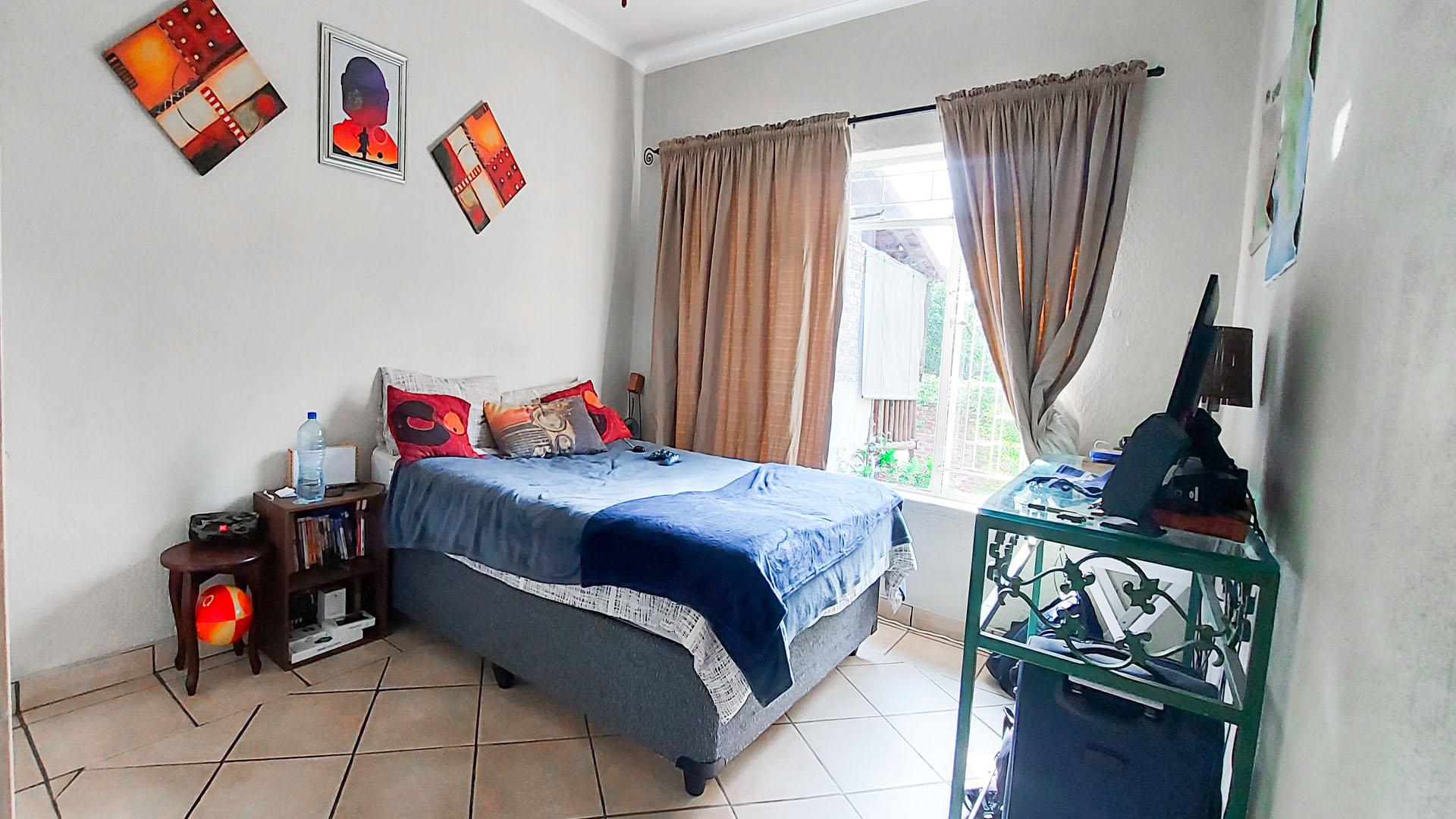 Bed Room 1 of property in Sonheuwel
