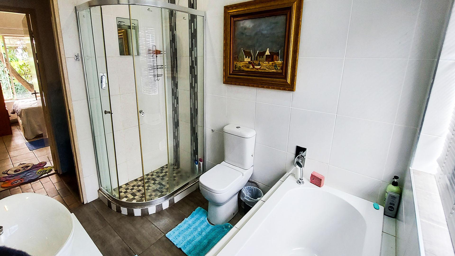 Bathroom 1 of property in Sonheuwel