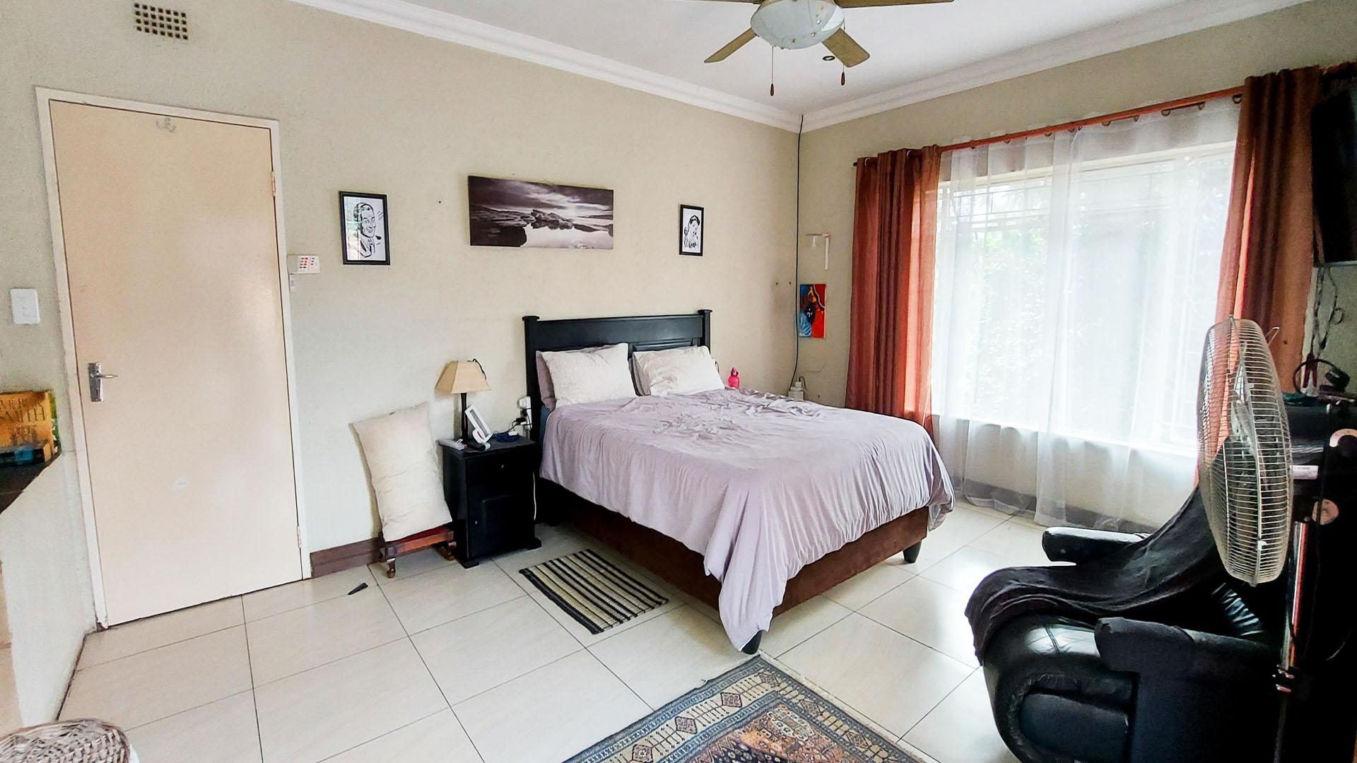 Main Bedroom of property in Sonheuwel