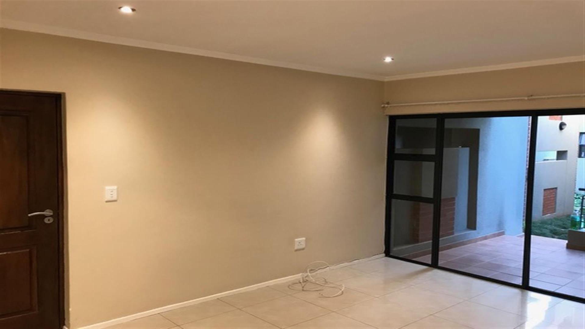 Lounges - 21 square meters of property in Fourways