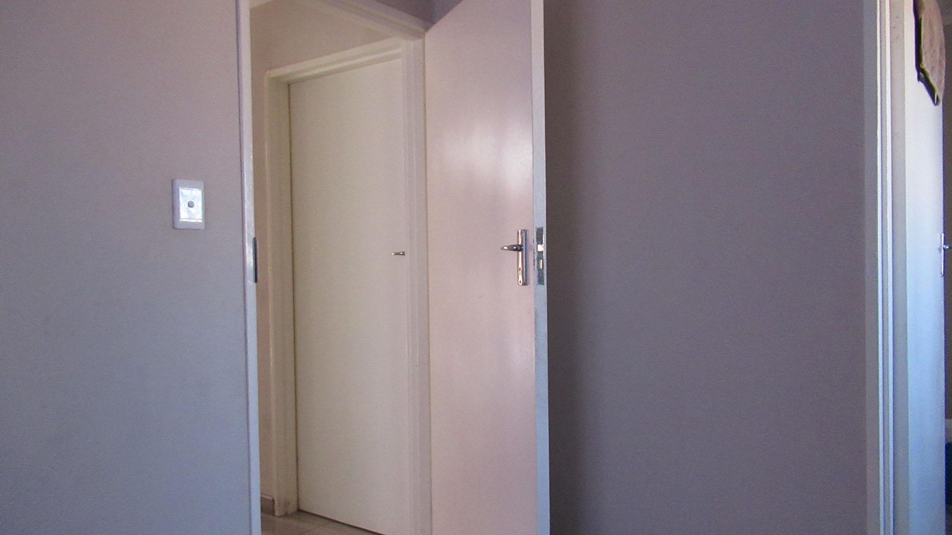 Main Bedroom - 14 square meters of property in Delmore Park