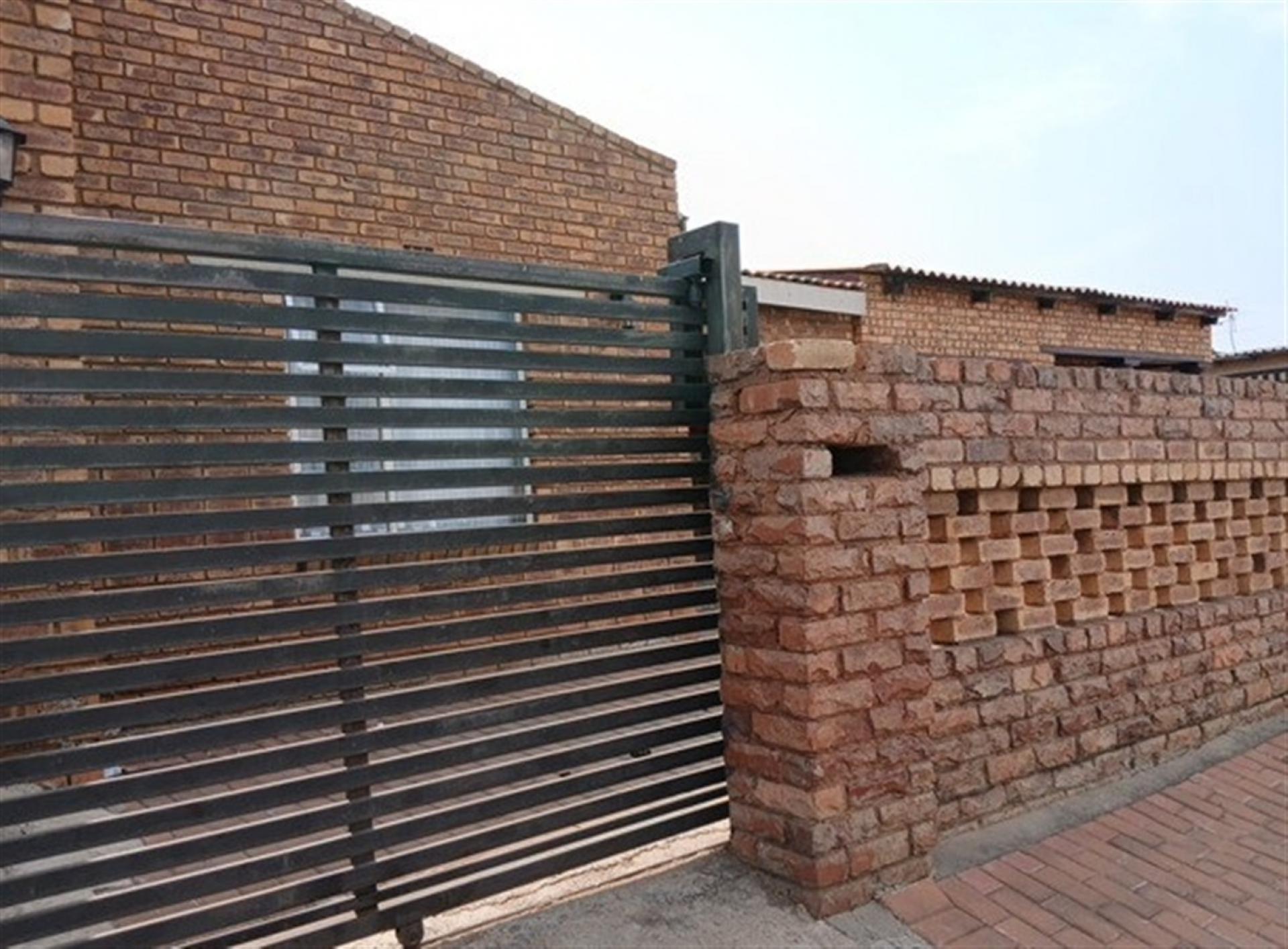 Front View of property in Kwa-Thema