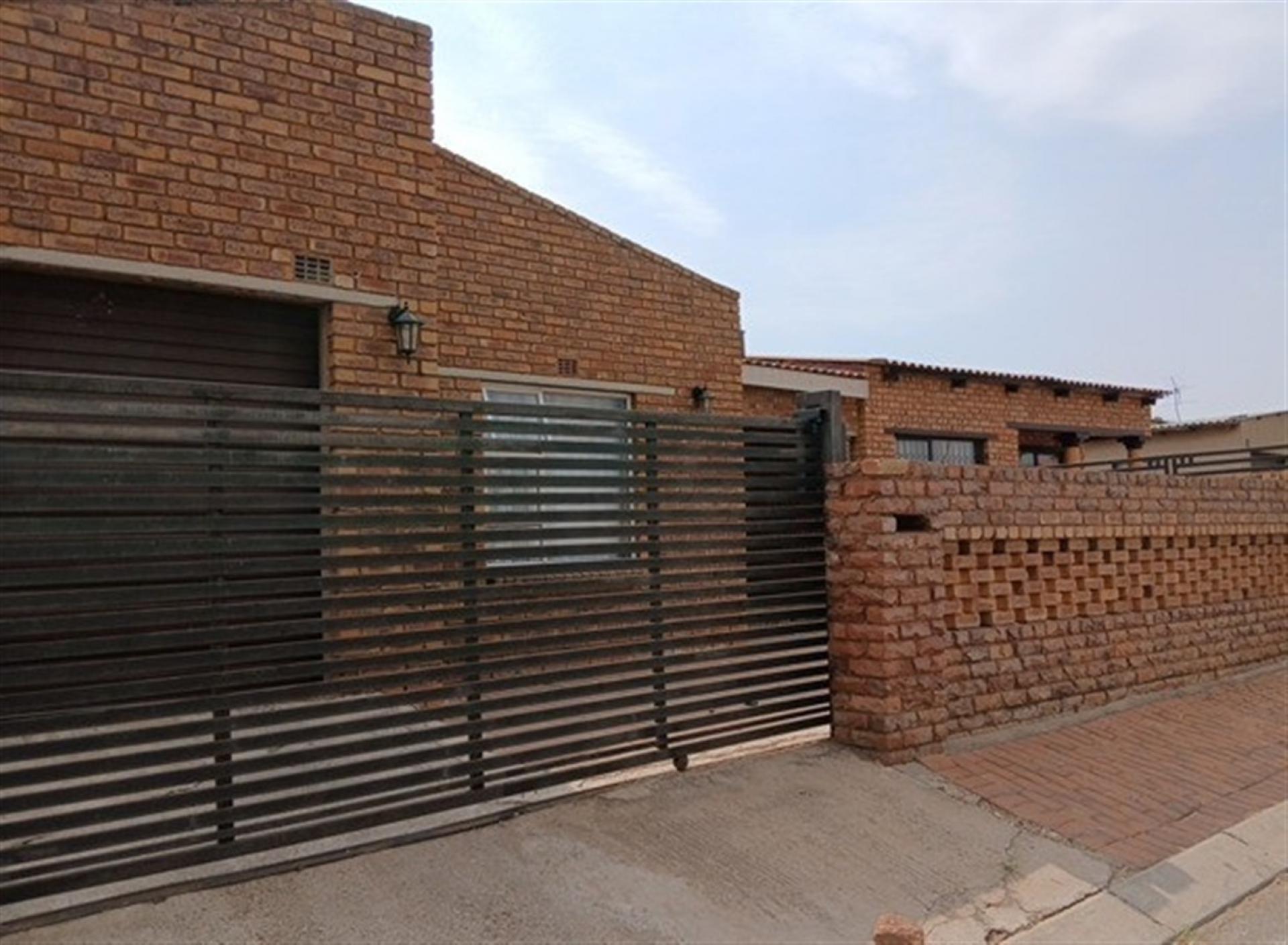 Front View of property in Kwa-Thema