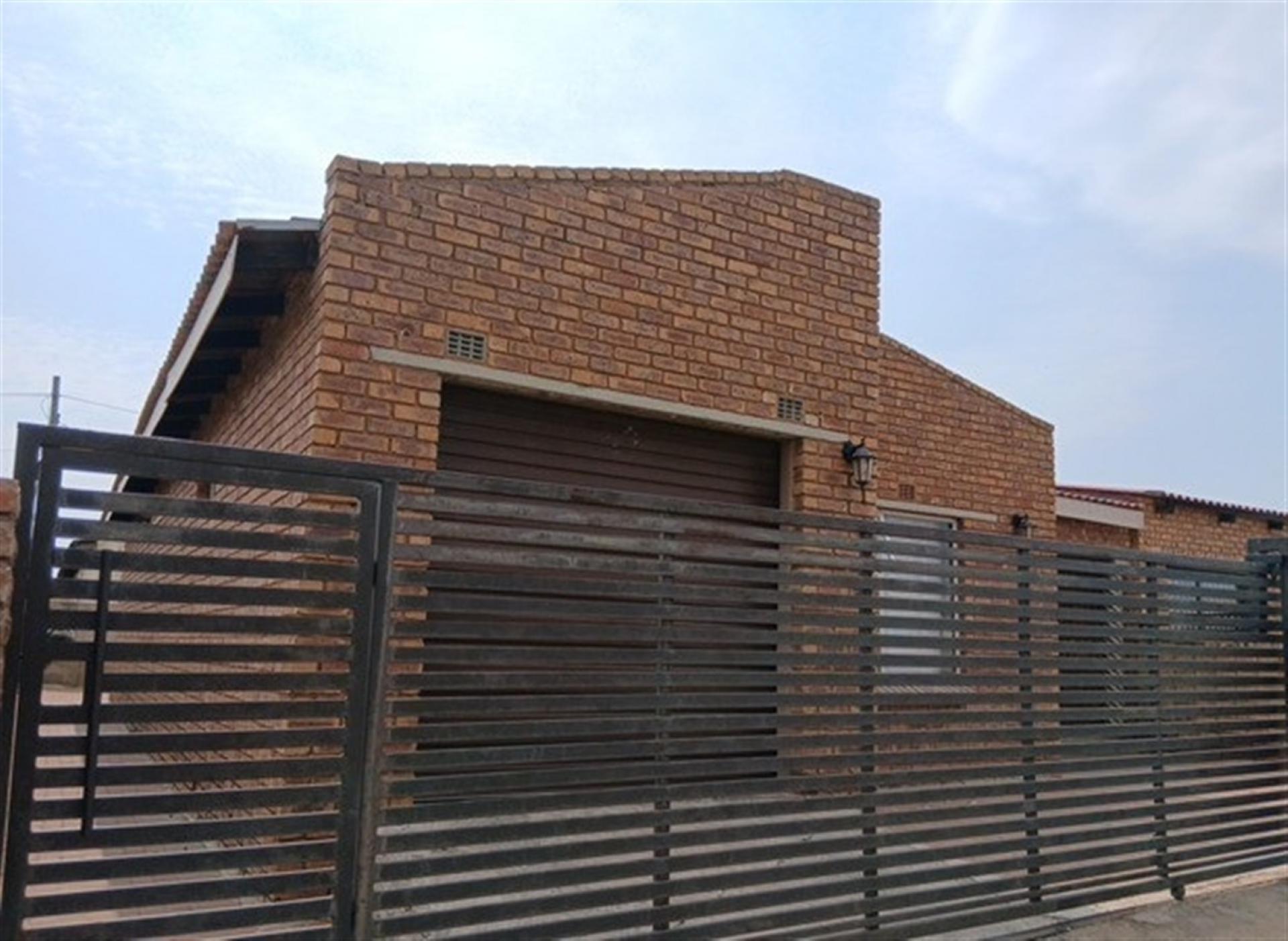 Front View of property in Kwa-Thema