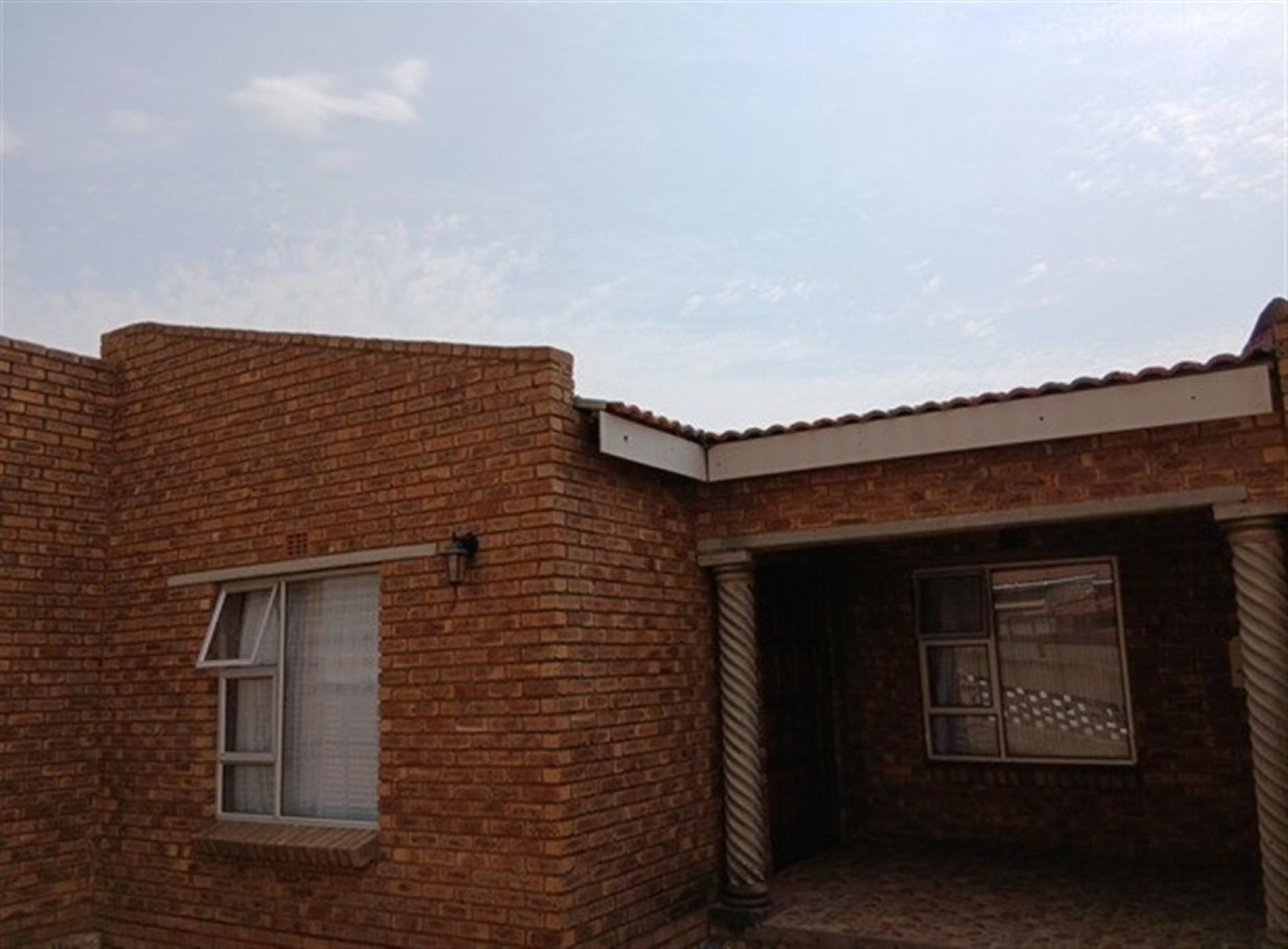 Front View of property in Kwa-Thema