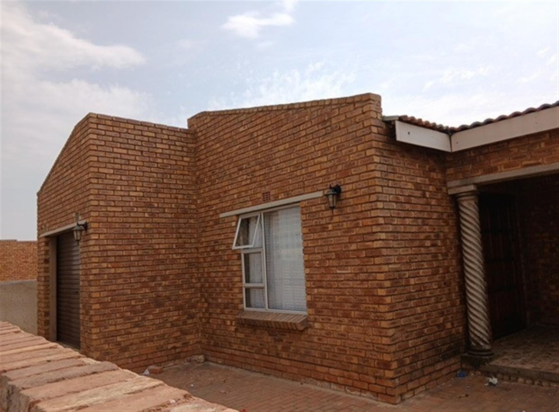 Front View of property in Kwa-Thema