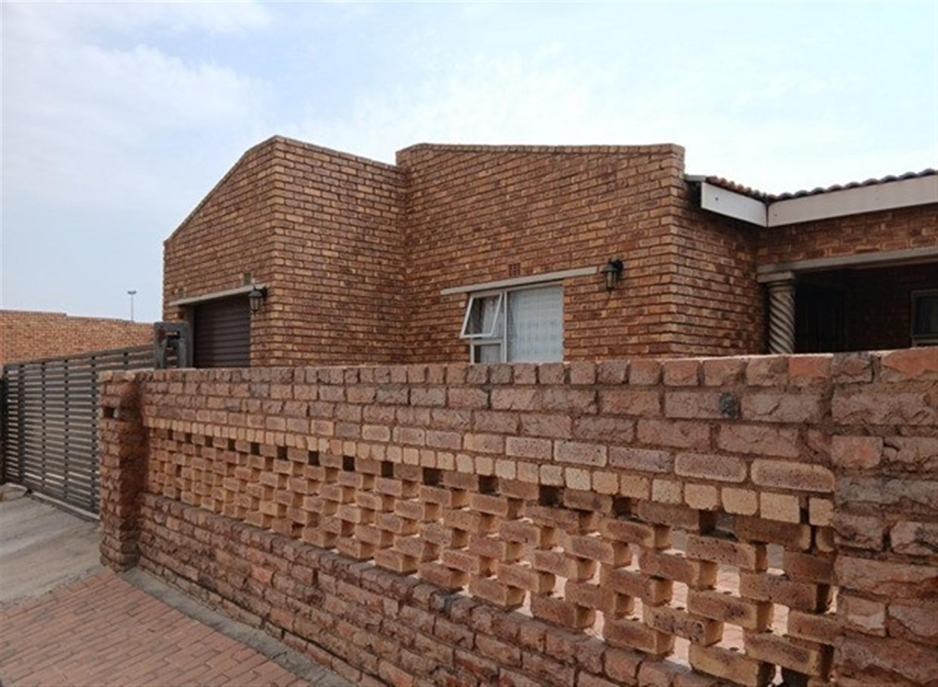 Front View of property in Kwa-Thema