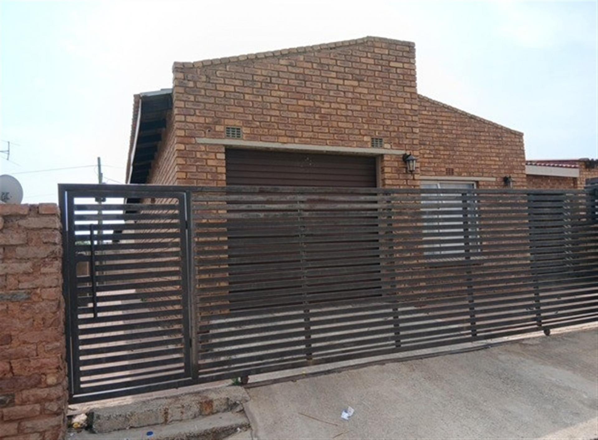 Front View of property in Kwa-Thema
