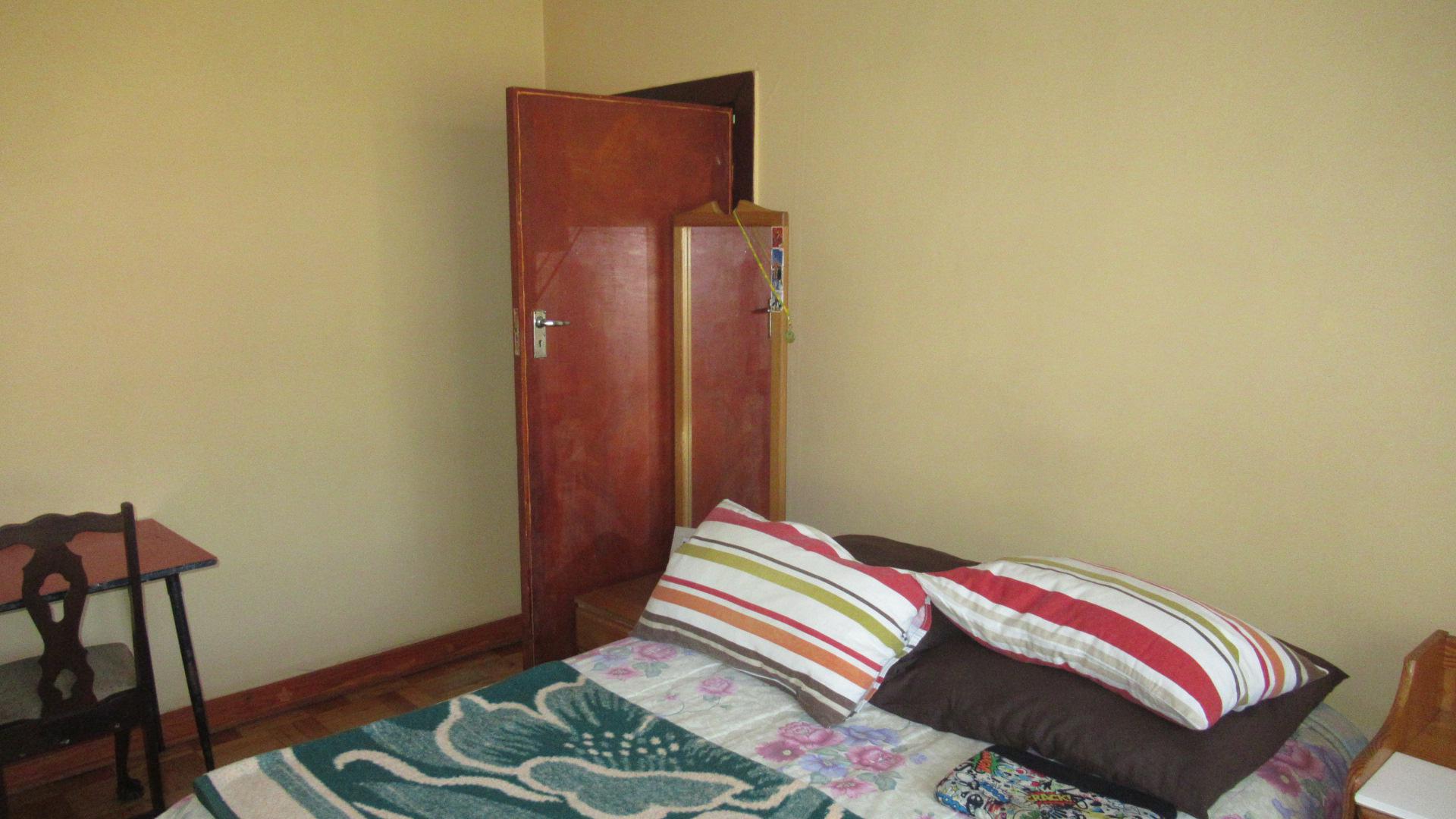 Bed Room 1 - 19 square meters of property in Florida