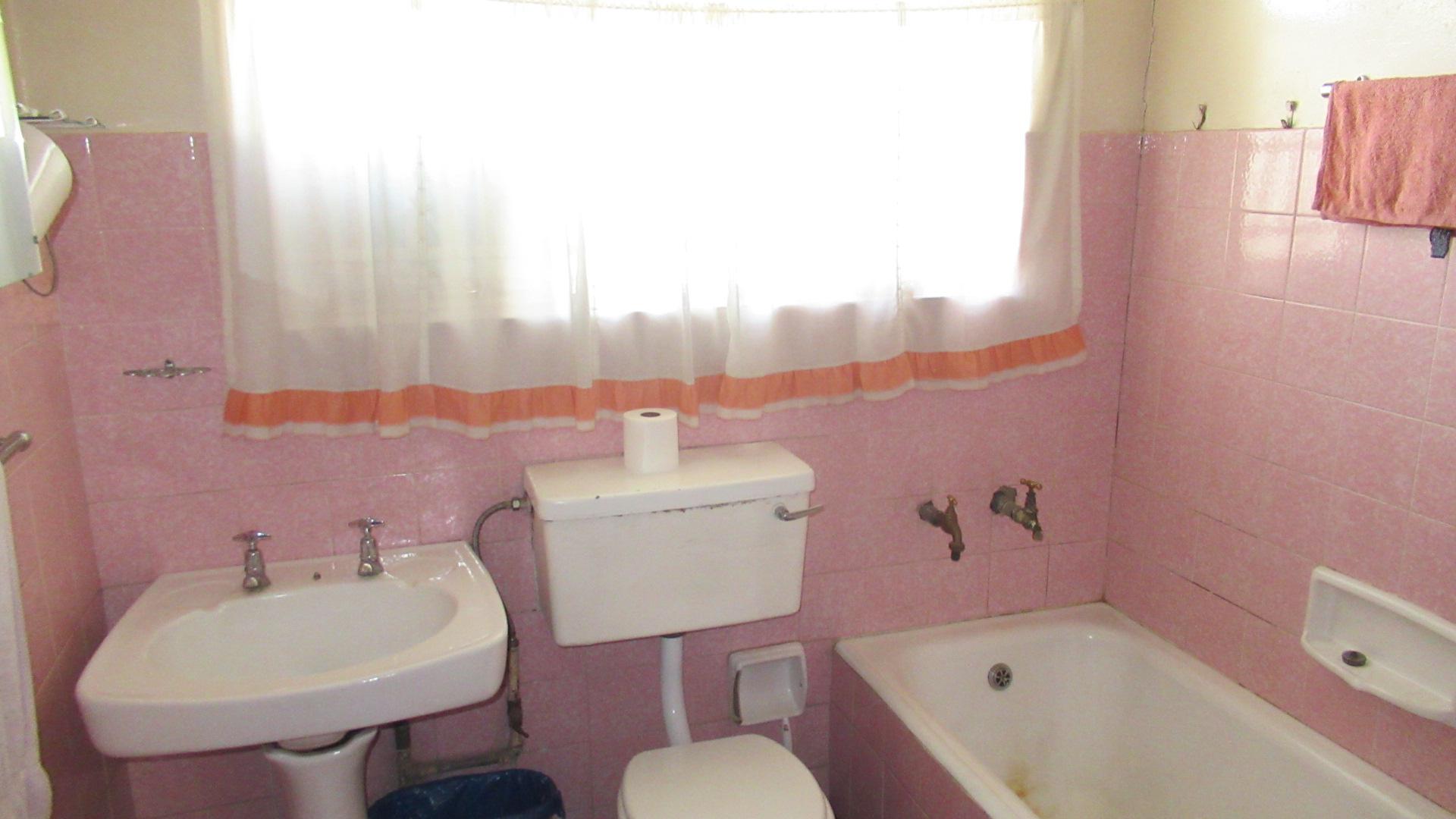 Bathroom 1 - 7 square meters of property in Florida
