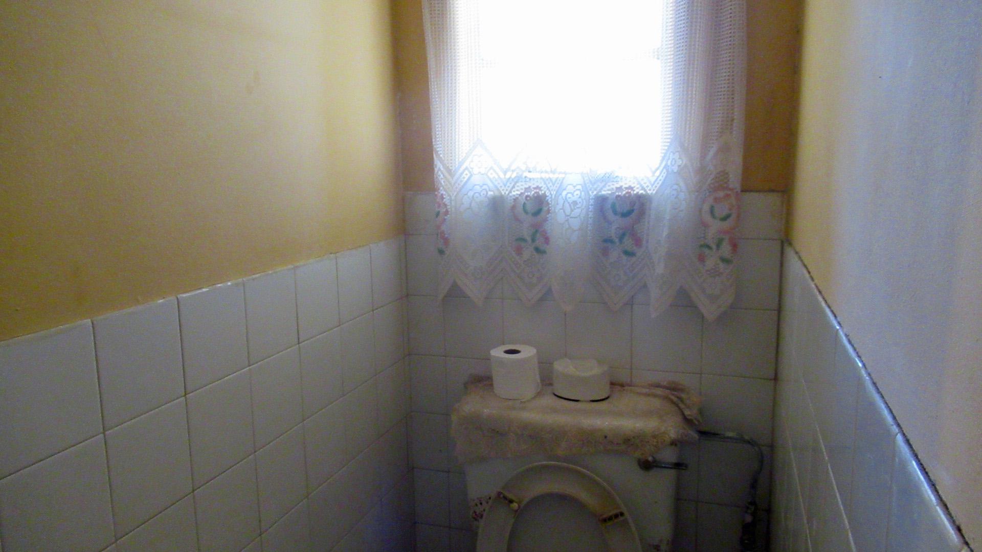 Staff Bathroom - 9 square meters of property in Florida