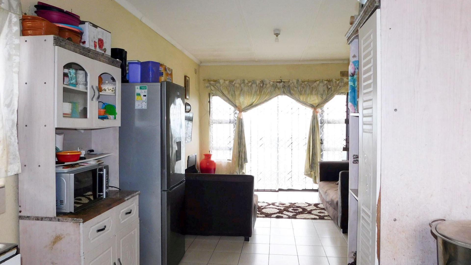 Kitchen - 9 square meters of property in Lovu