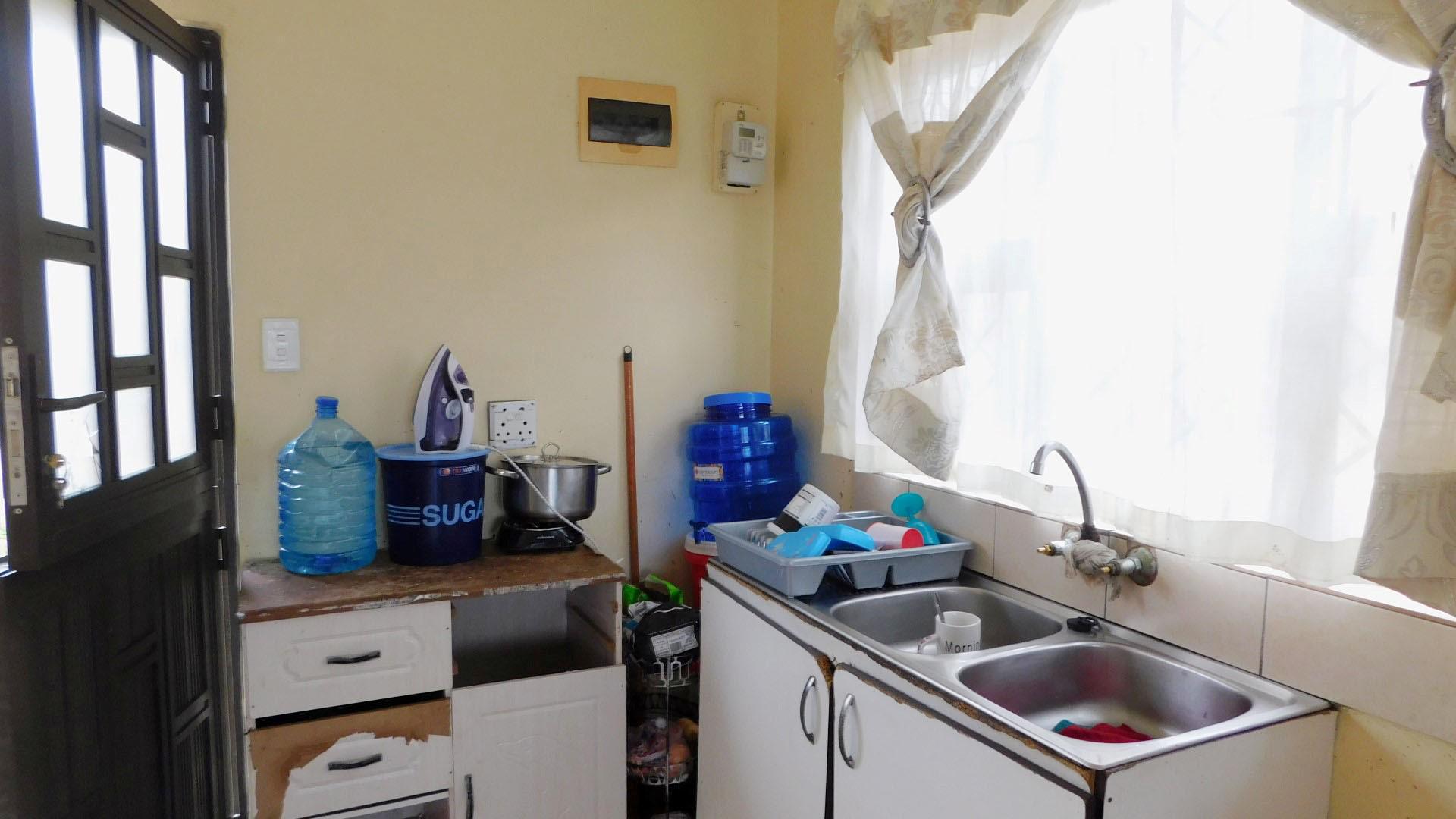 Kitchen - 9 square meters of property in Lovu