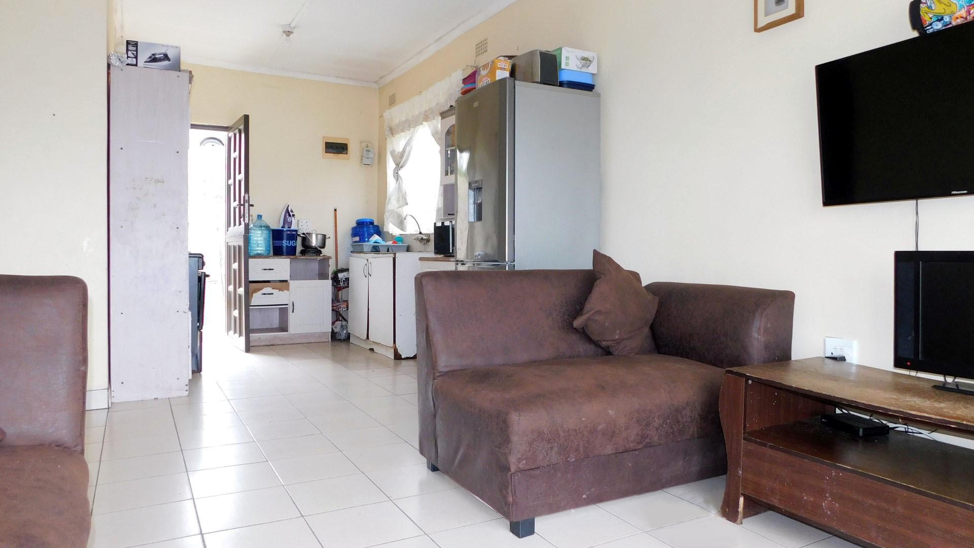 Lounges - 15 square meters of property in Lovu