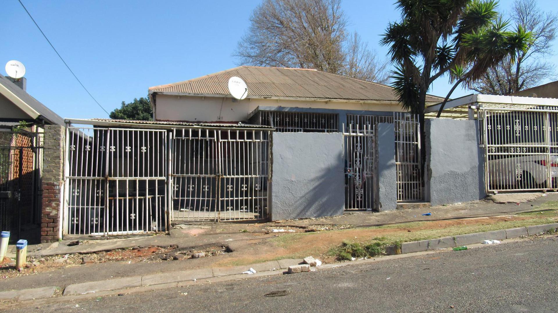 Front View of property in Jeppestown