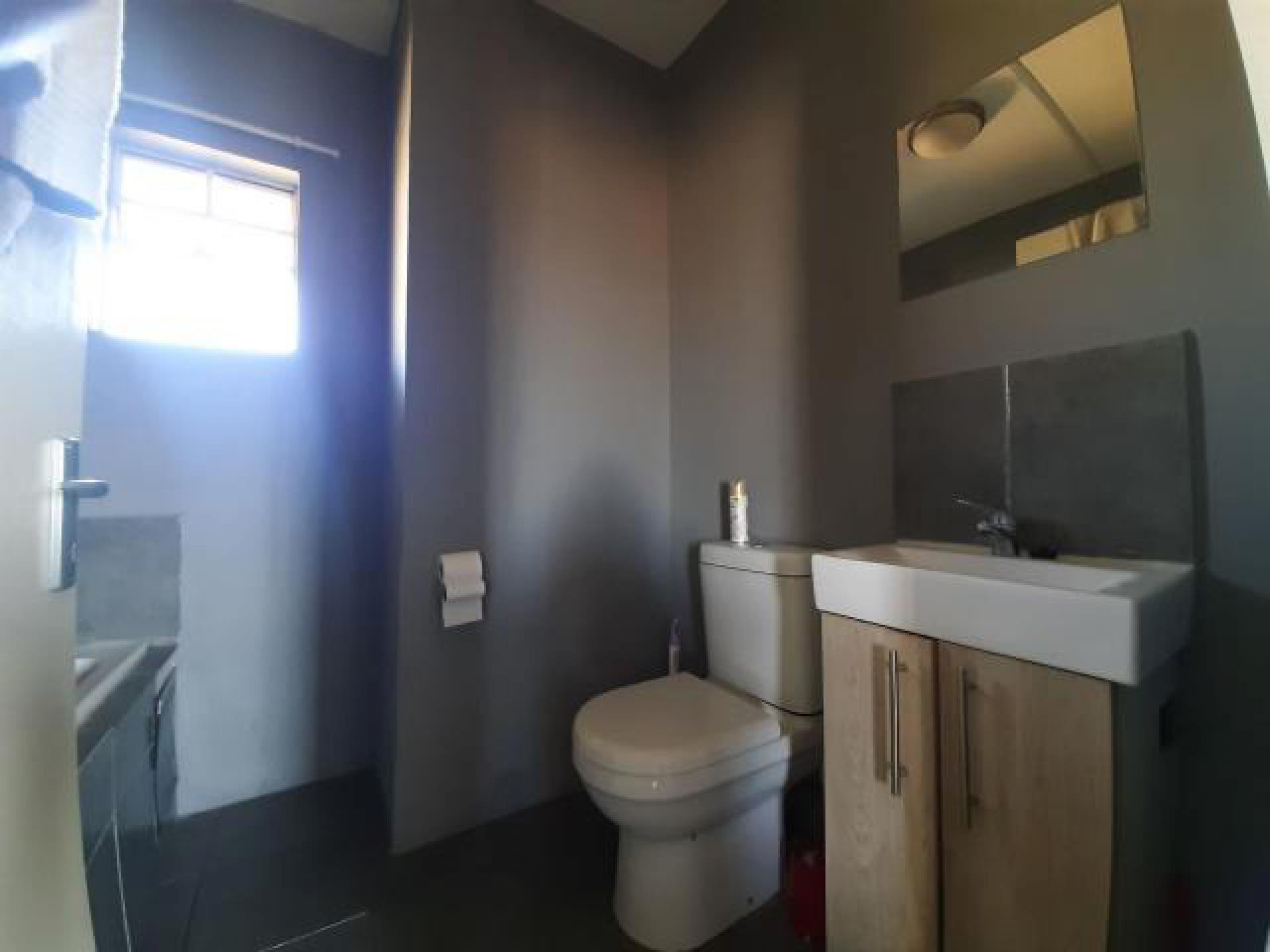 Bathroom 1 - 6 square meters of property in Fleurhof