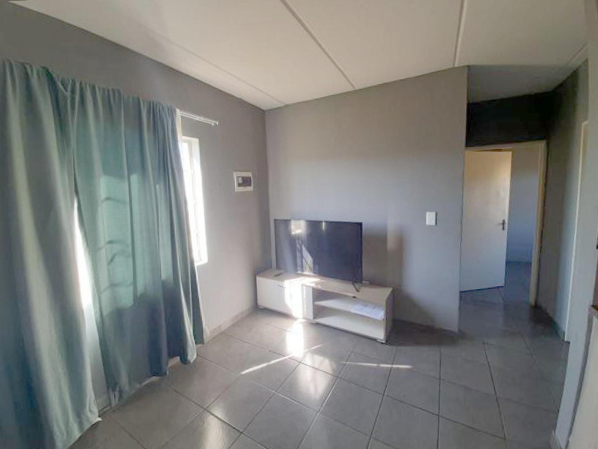 Lounges - 15 square meters of property in Fleurhof