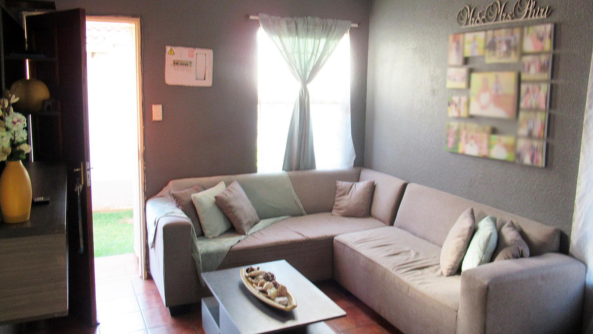 Lounges - 12 square meters of property in Orion Park