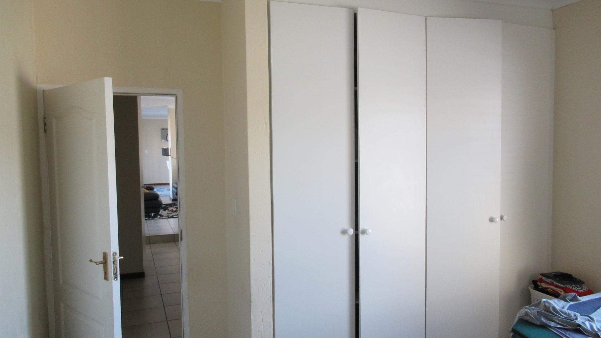 Bed Room 1 - 18 square meters of property in Helderwyk Estate