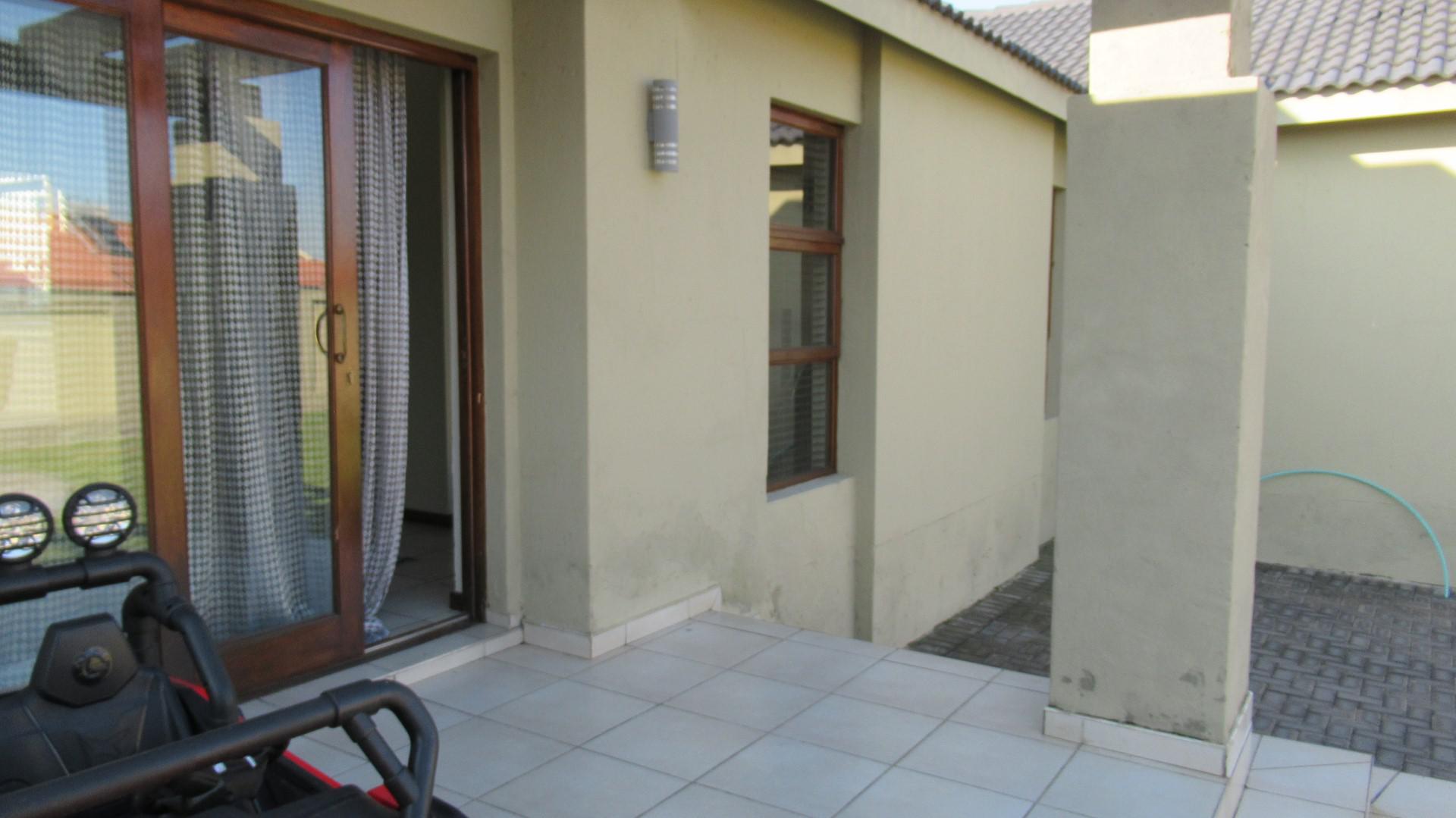 Patio - 12 square meters of property in Helderwyk Estate