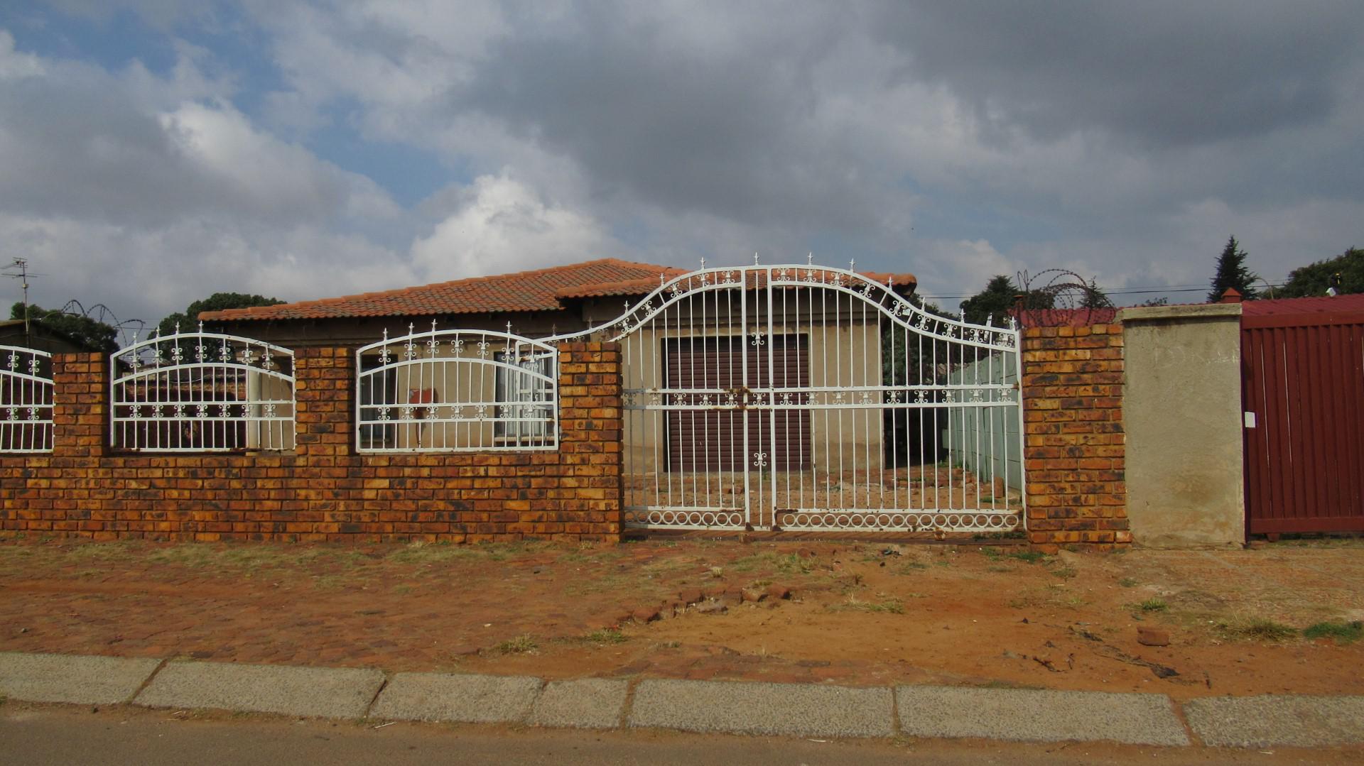 FNB Quick Sell 3 Bedroom House for Sale in Daveyton MR5738
