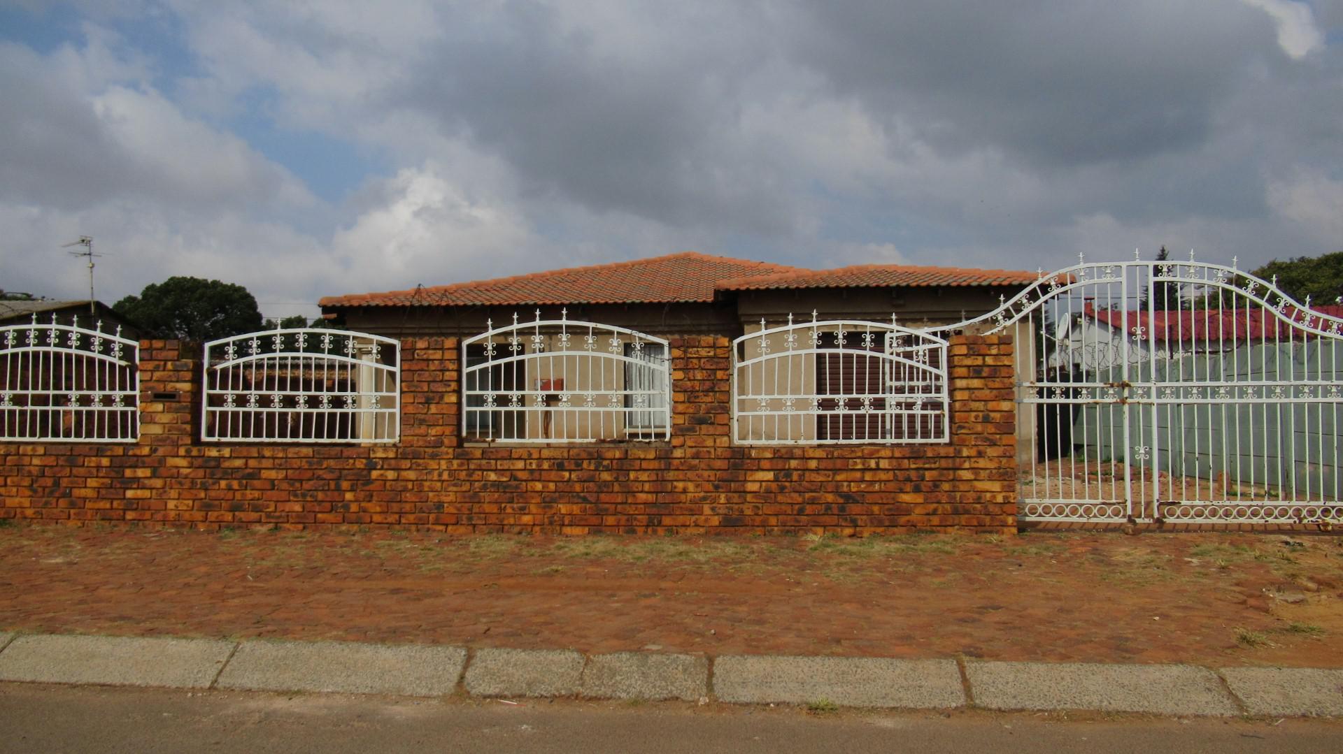 FNB Quick Sell 3 Bedroom House for Sale in Daveyton MR5738