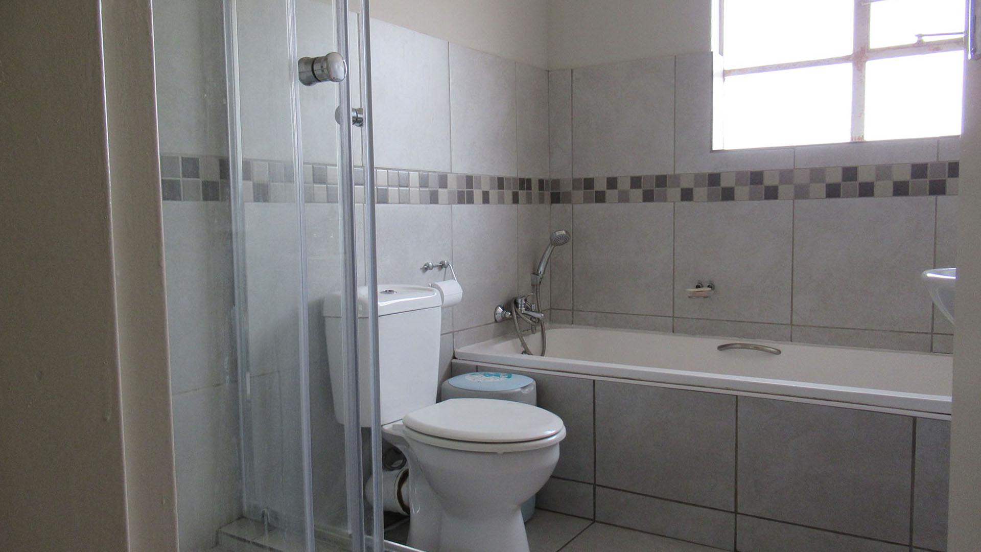Bathroom 1 - 6 square meters of property in Boksburg
