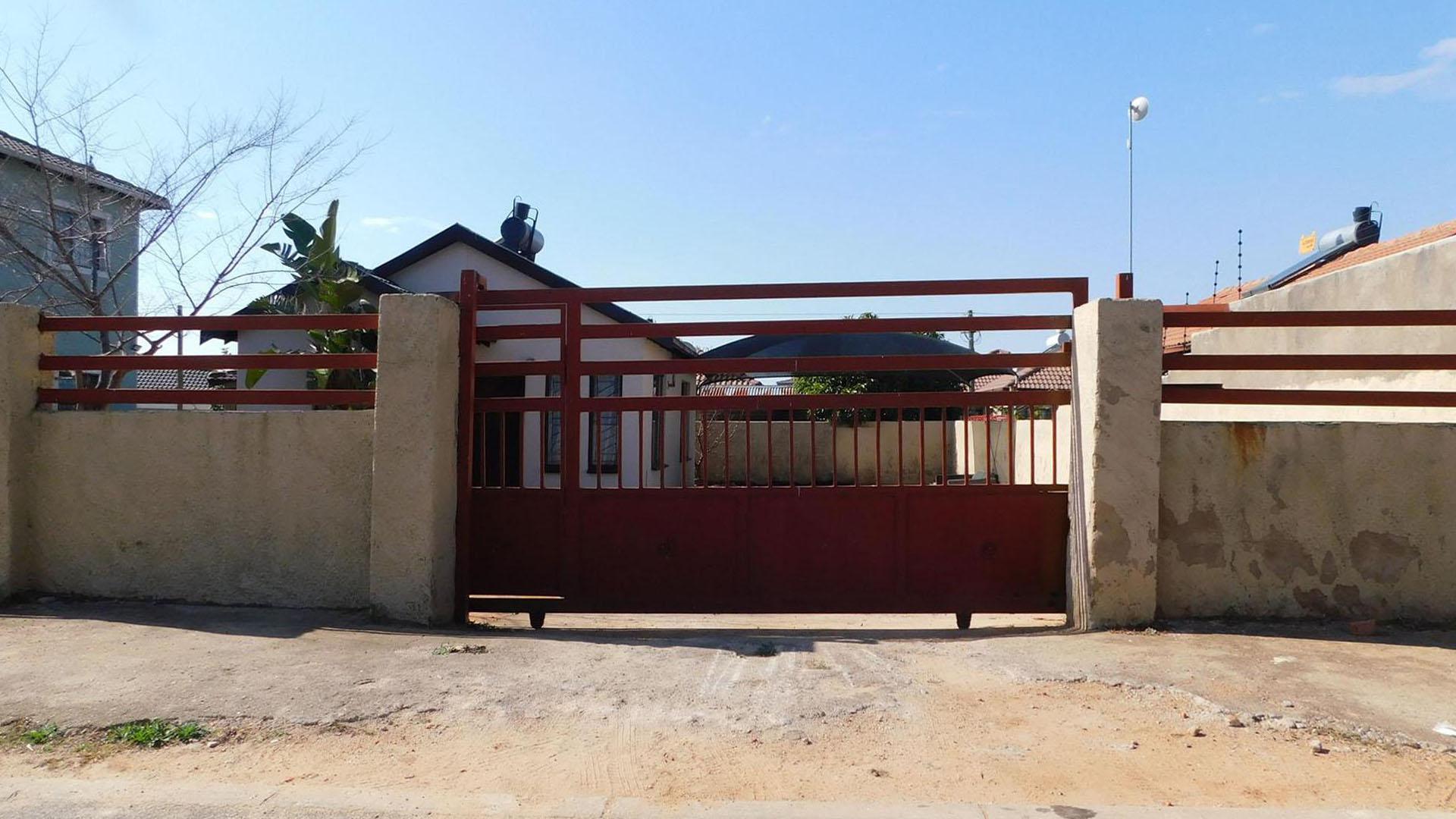 Front View of property in Olievenhoutbos