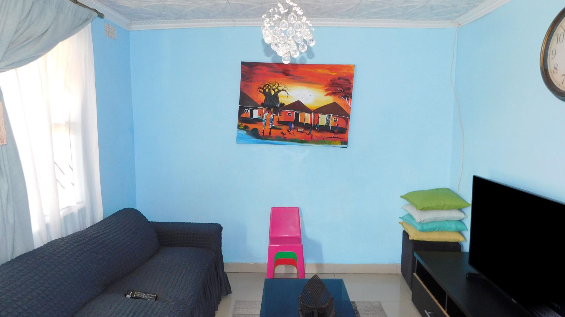 Lounges - 15 square meters of property in Lovu