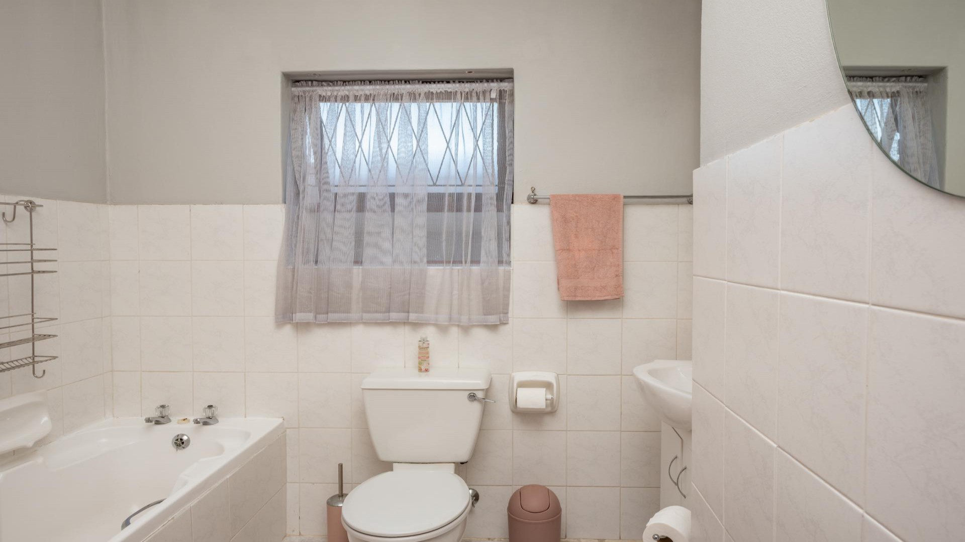 Bathroom 1 of property in Port Elizabeth Central