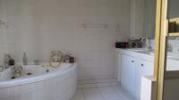 Main Bathroom - 11 square meters of property in Killarney