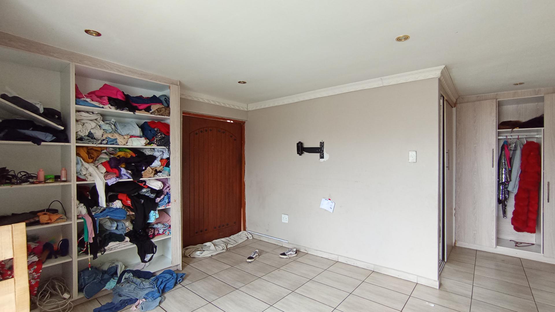 Main Bedroom - 28 square meters of property in Buccleuch