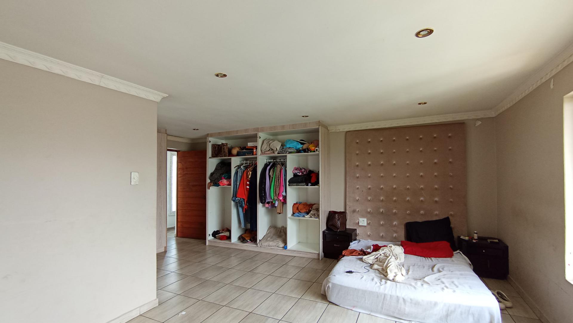 Main Bedroom - 28 square meters of property in Buccleuch