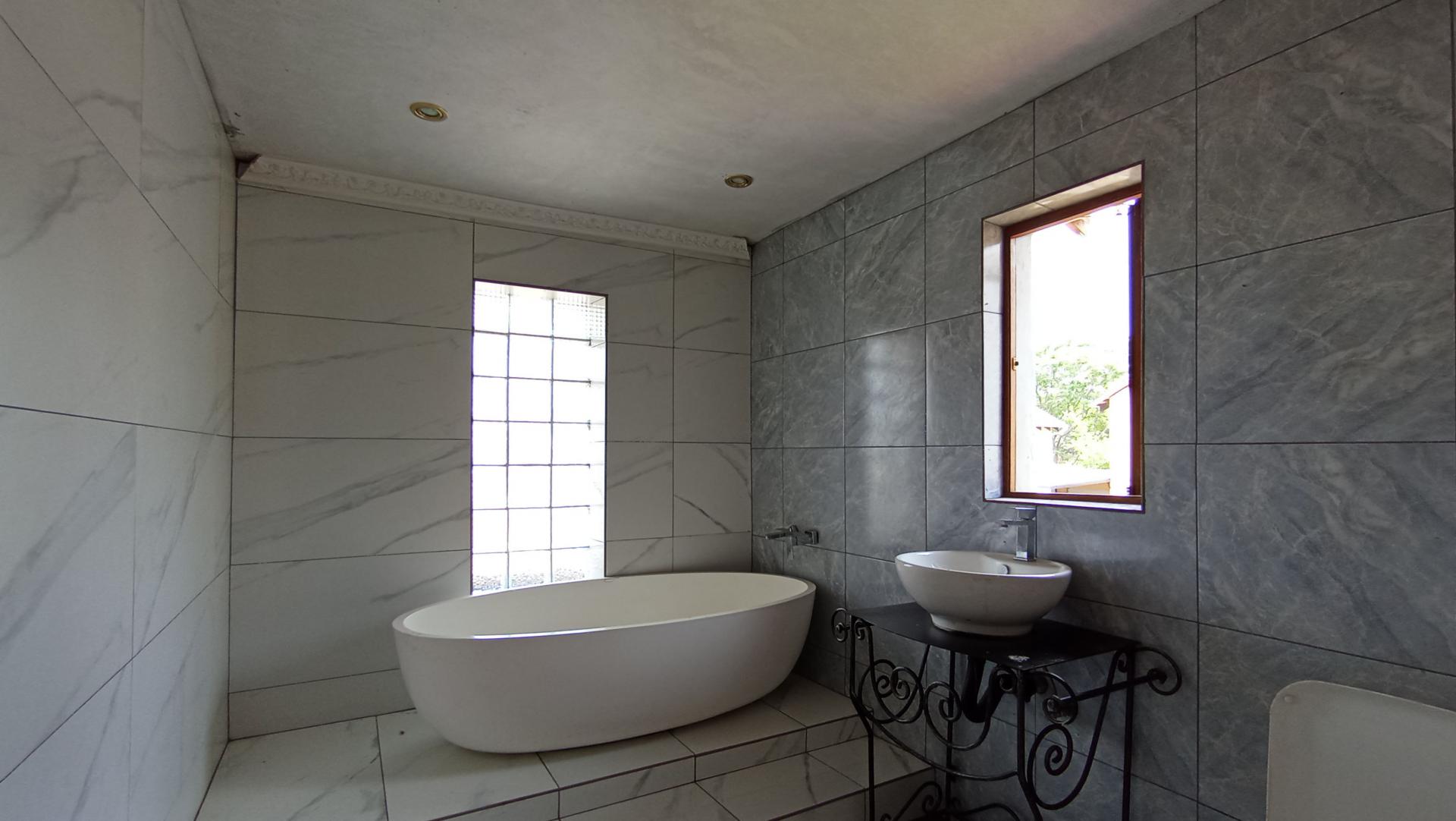 Main Bathroom - 9 square meters of property in Buccleuch