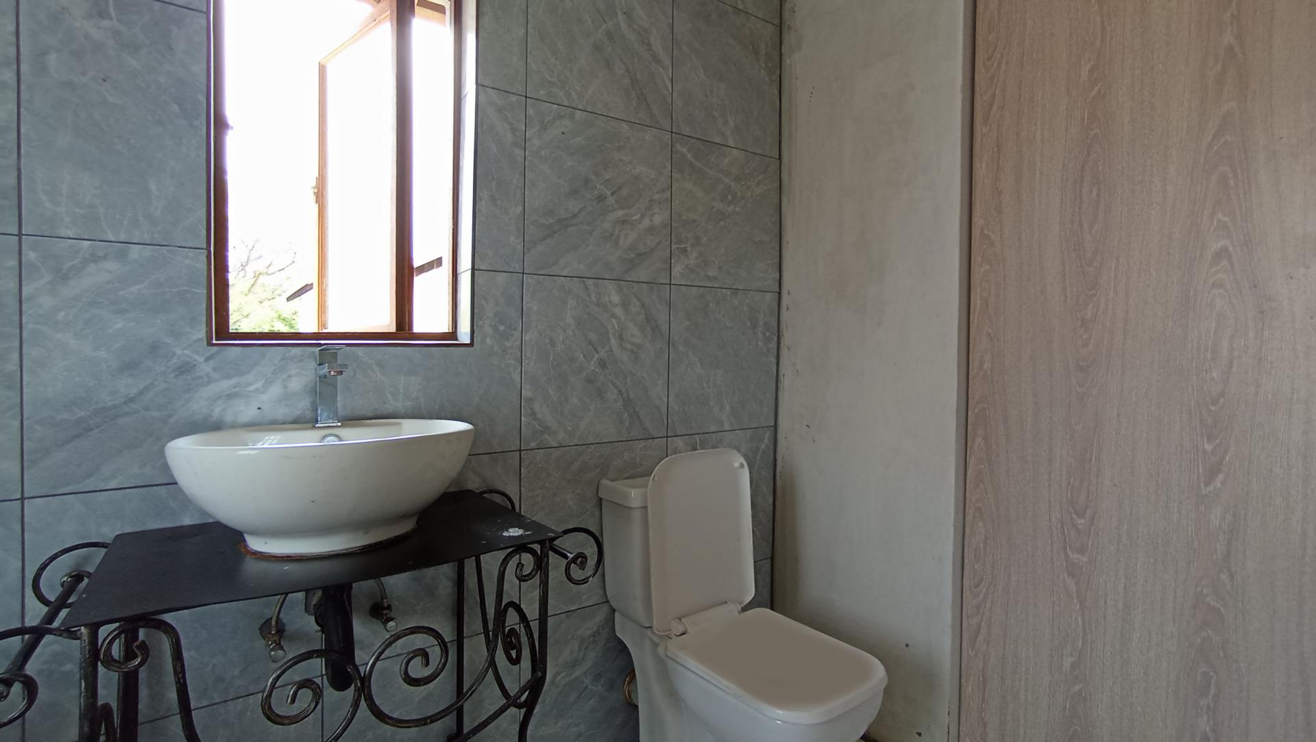 Main Bathroom - 9 square meters of property in Buccleuch