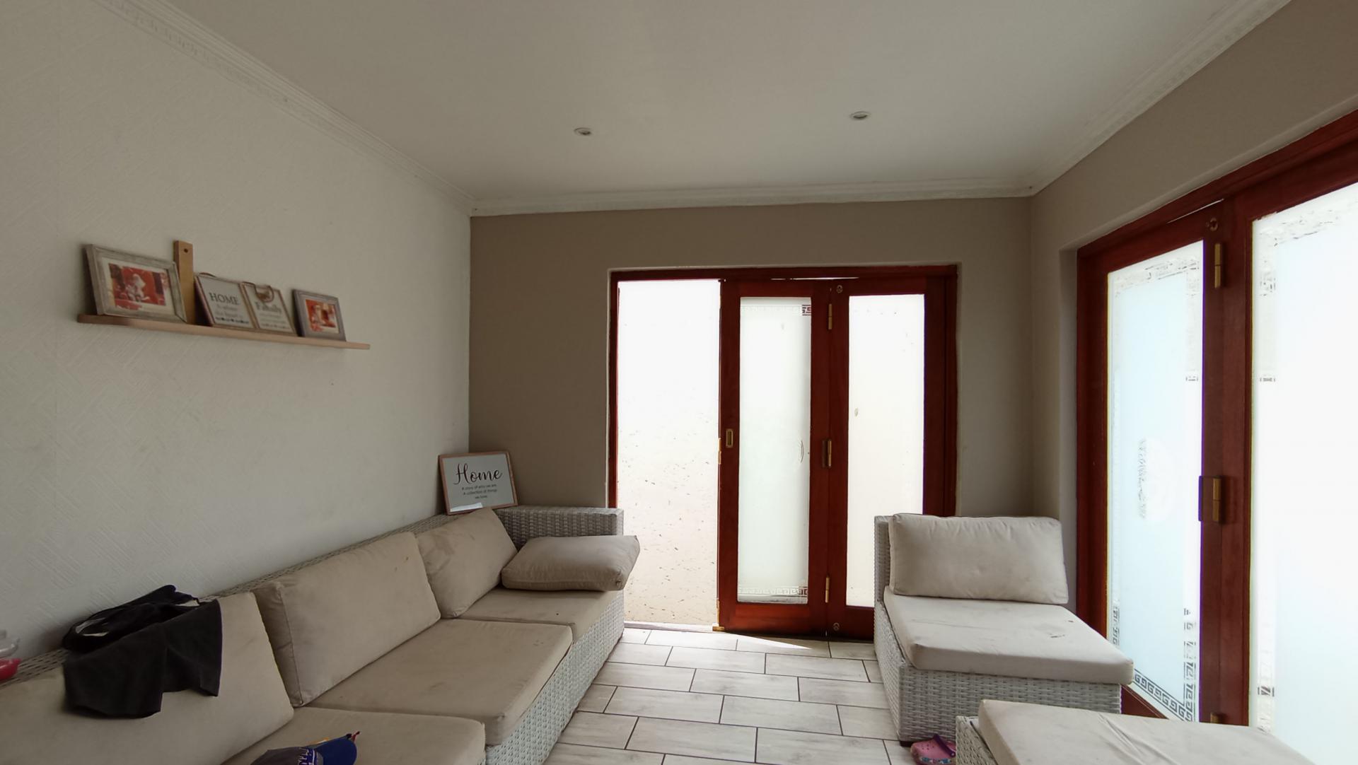 Informal Lounge - 12 square meters of property in Buccleuch