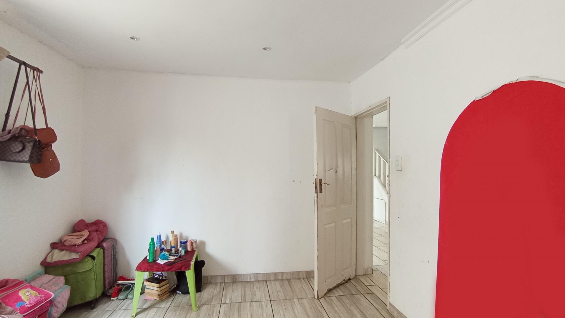 Bed Room 1 - 15 square meters of property in Buccleuch