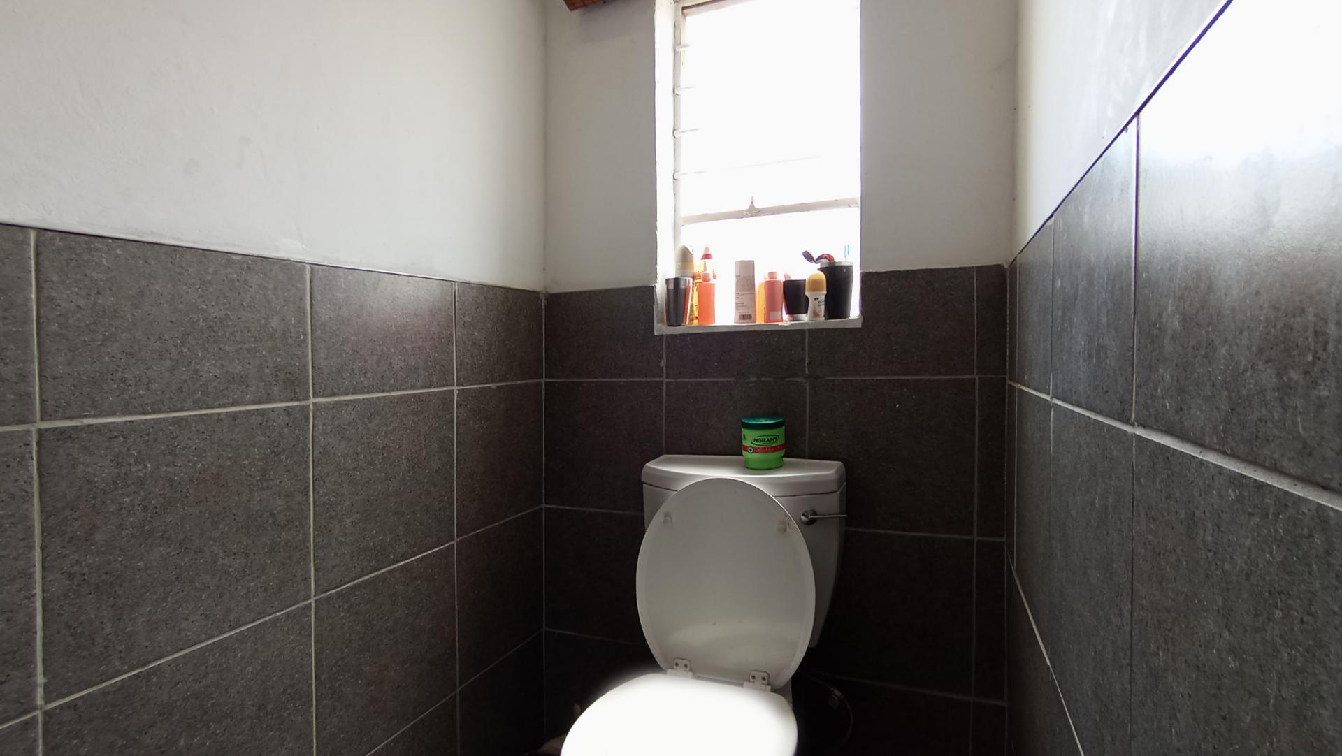 Bathroom 1 - 4 square meters of property in Buccleuch