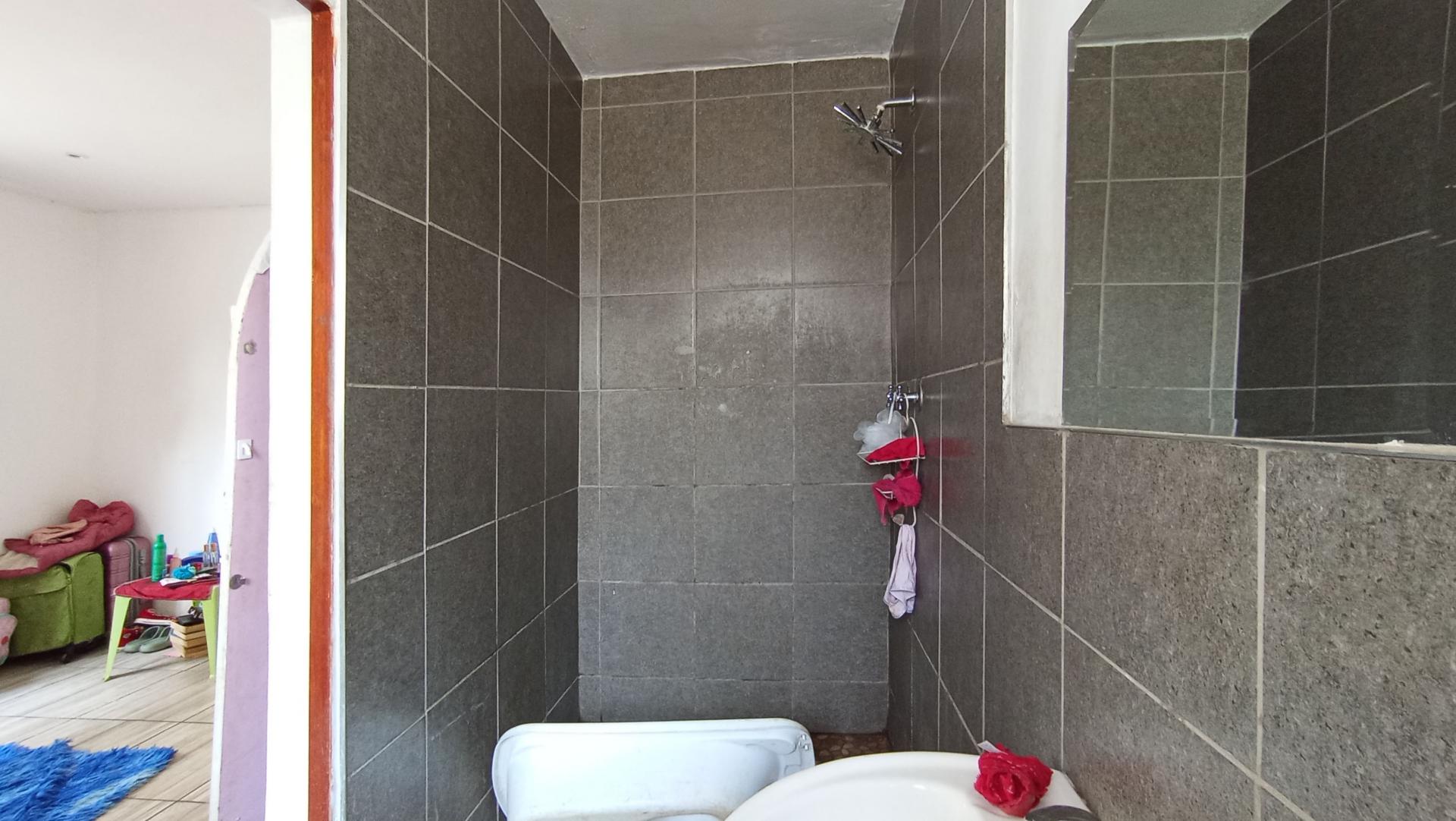 Bathroom 1 - 4 square meters of property in Buccleuch