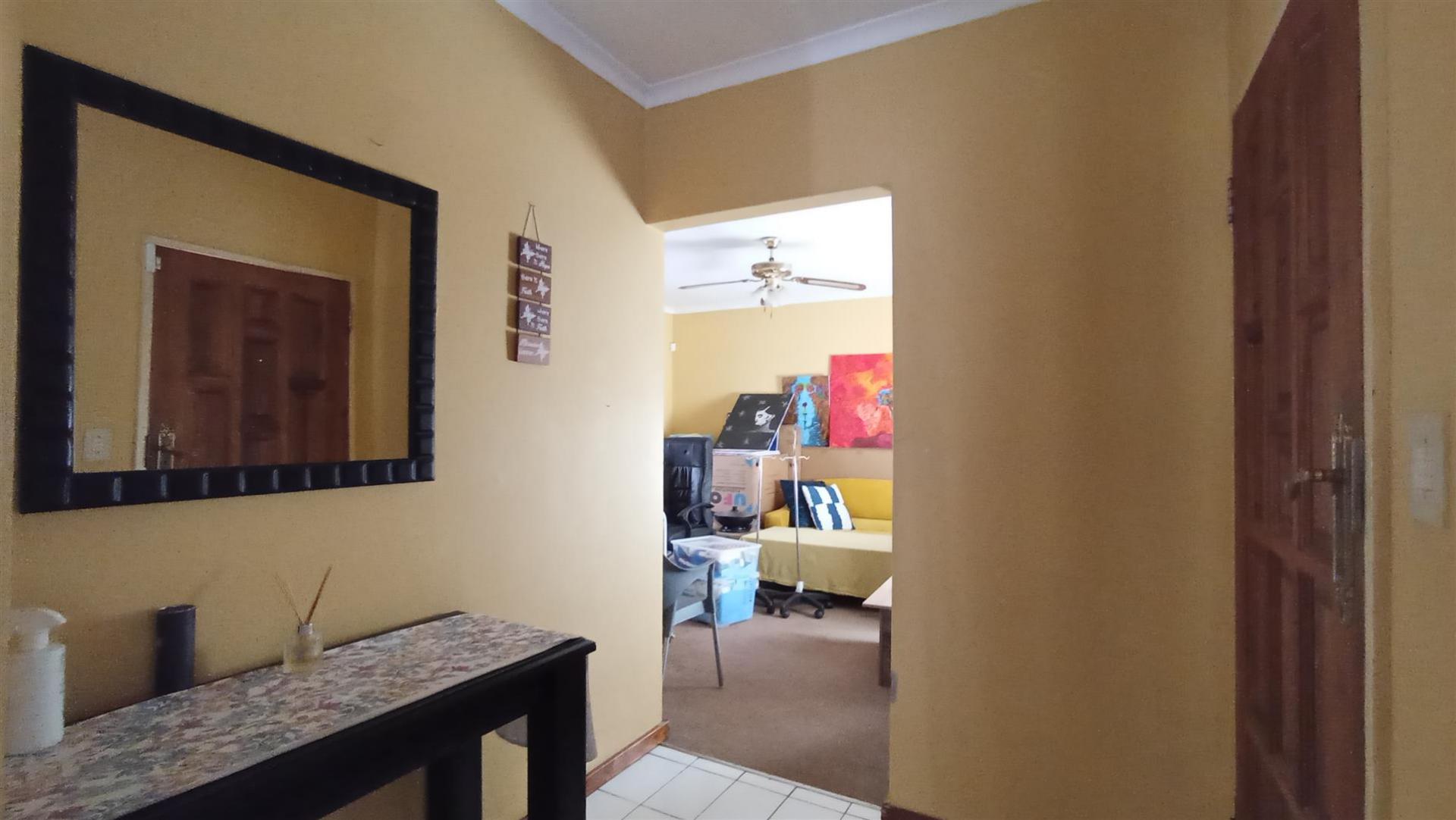 Spaces - 18 square meters of property in Doornpoort