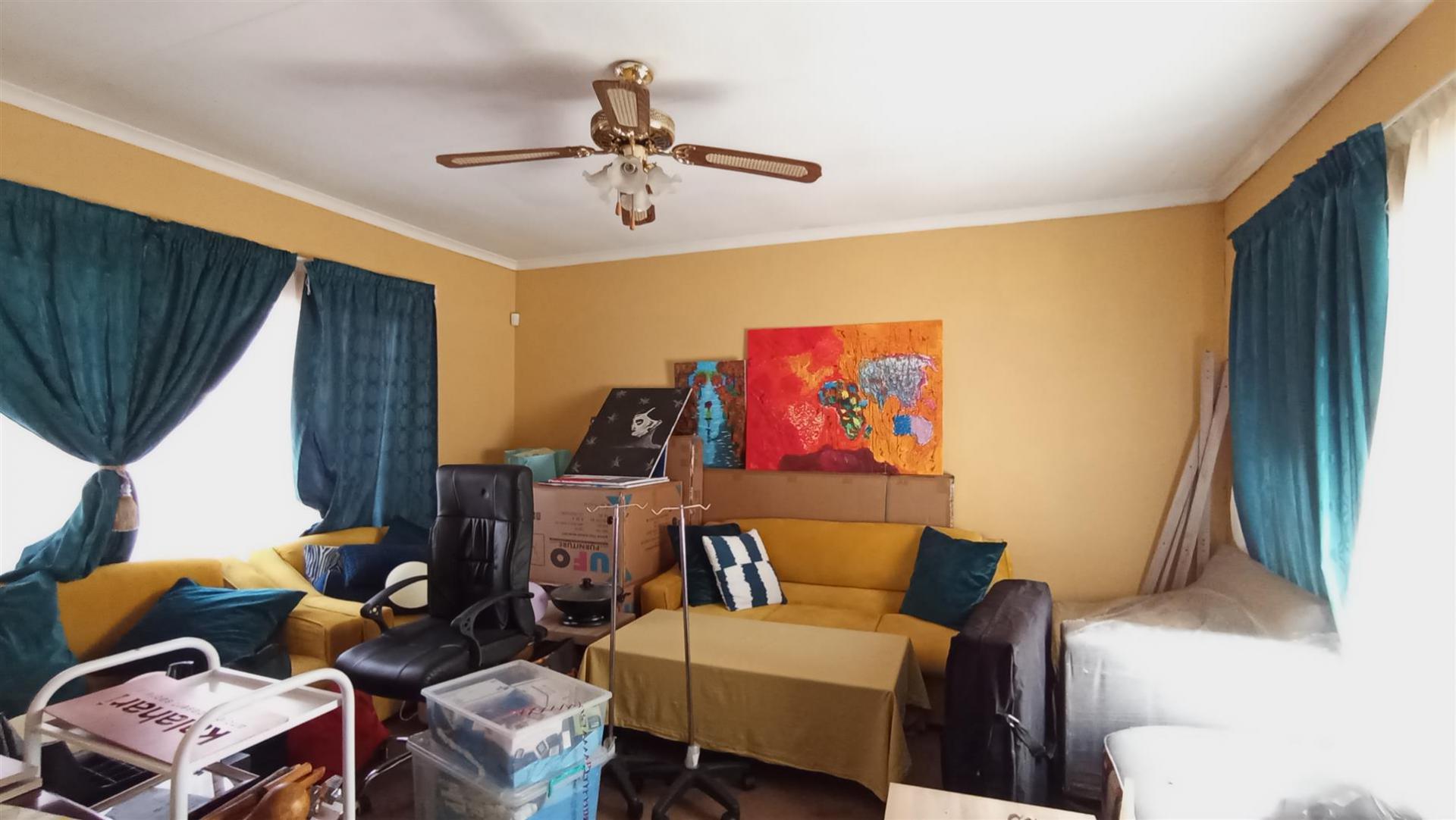 Lounges - 23 square meters of property in Doornpoort