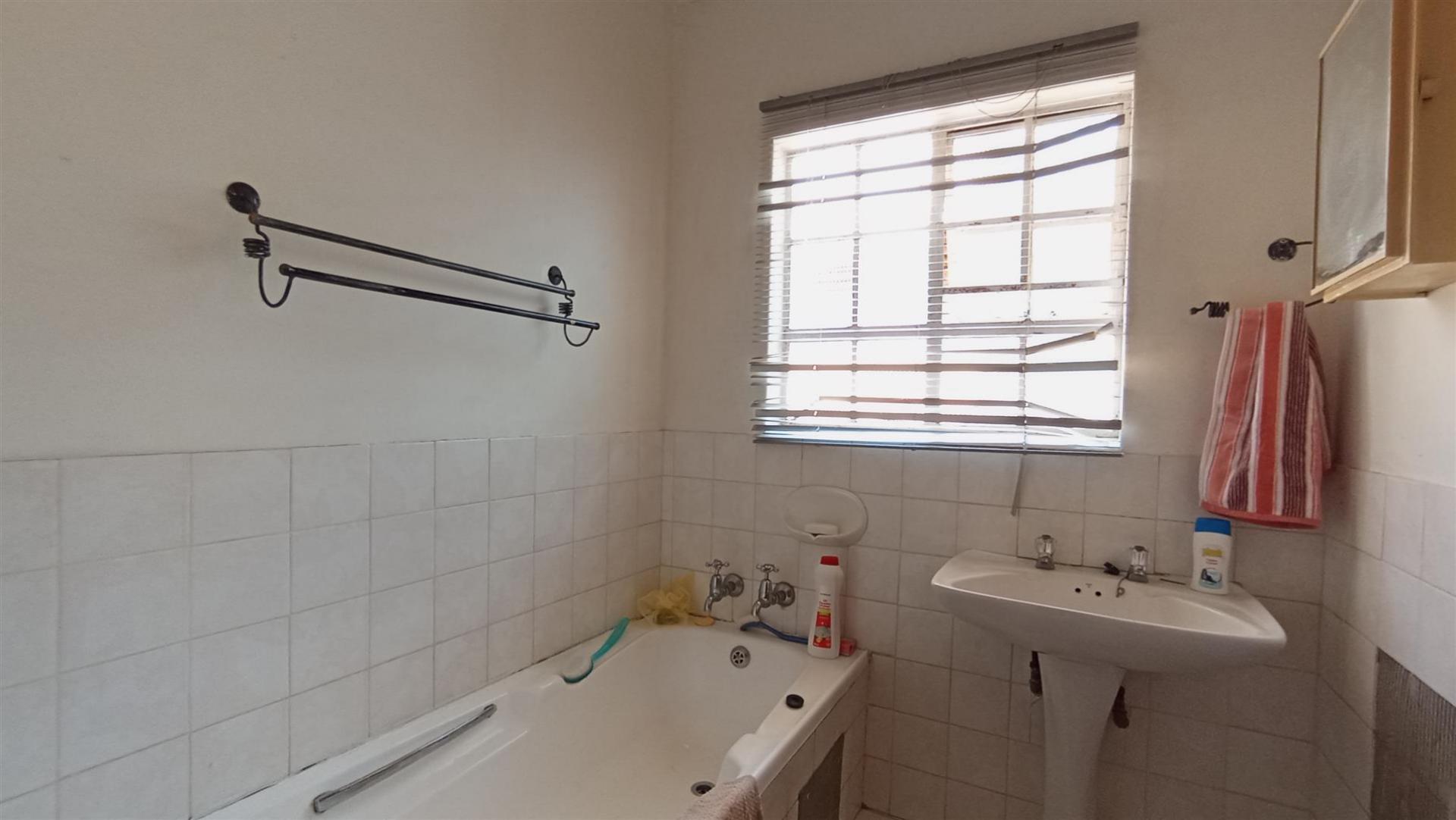 Bathroom 1 - 7 square meters of property in Doornpoort