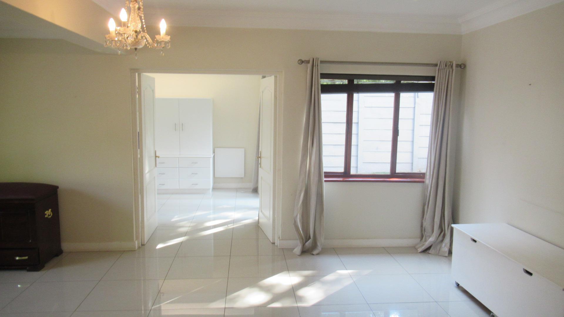 Lounges - 29 square meters of property in Parkmore