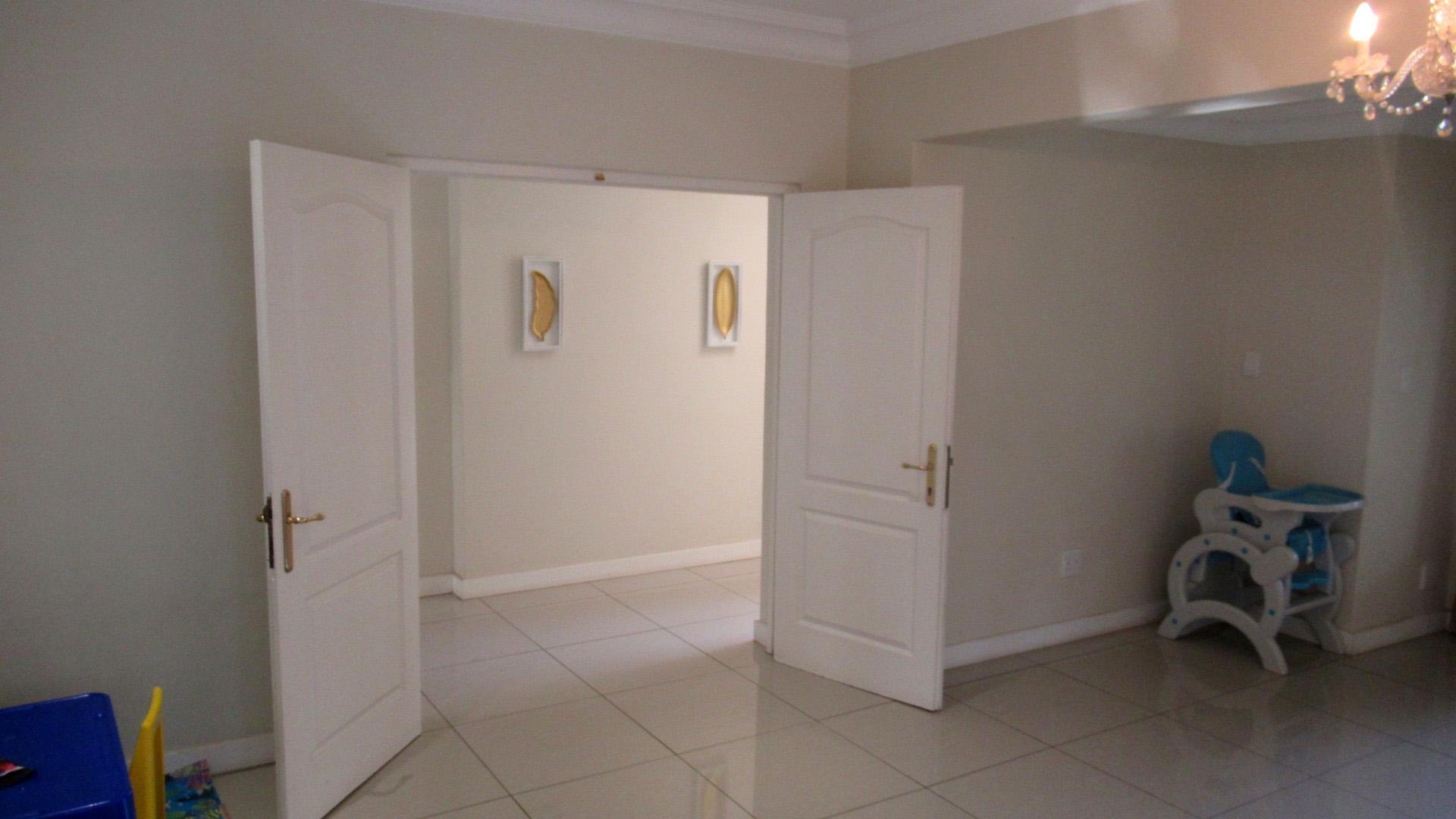 Lounges - 29 square meters of property in Parkmore