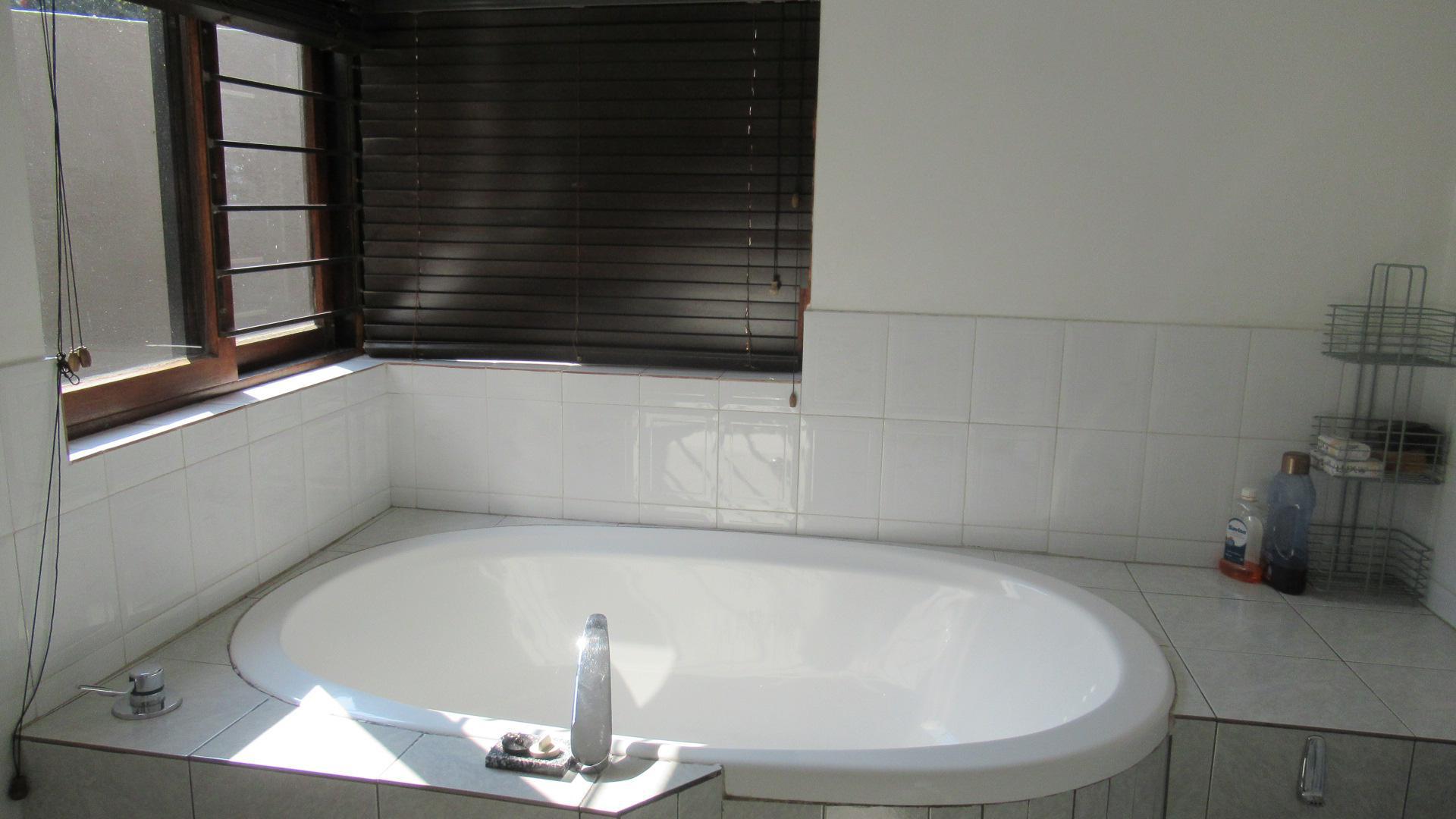Main Bathroom - 9 square meters of property in Parkmore